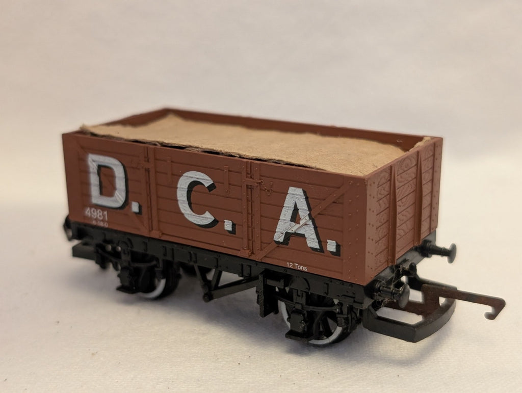 Hornby OO Gauge 7 Plank Open Wagon 'D.C.A.' Goods Wagon 4981 D.C.A.