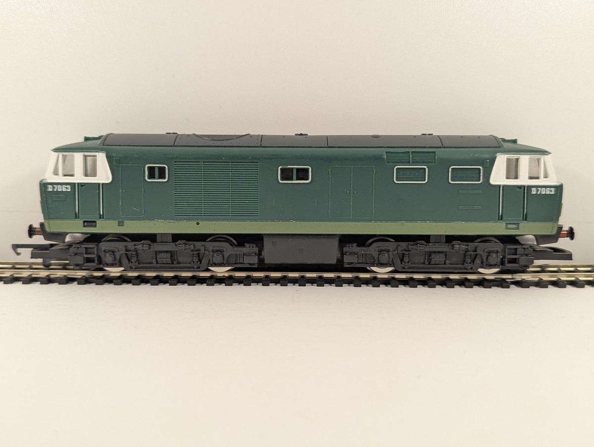 Hornby OO Gauge Class 35 Hymek Locomotive D7063 BR Green R.074