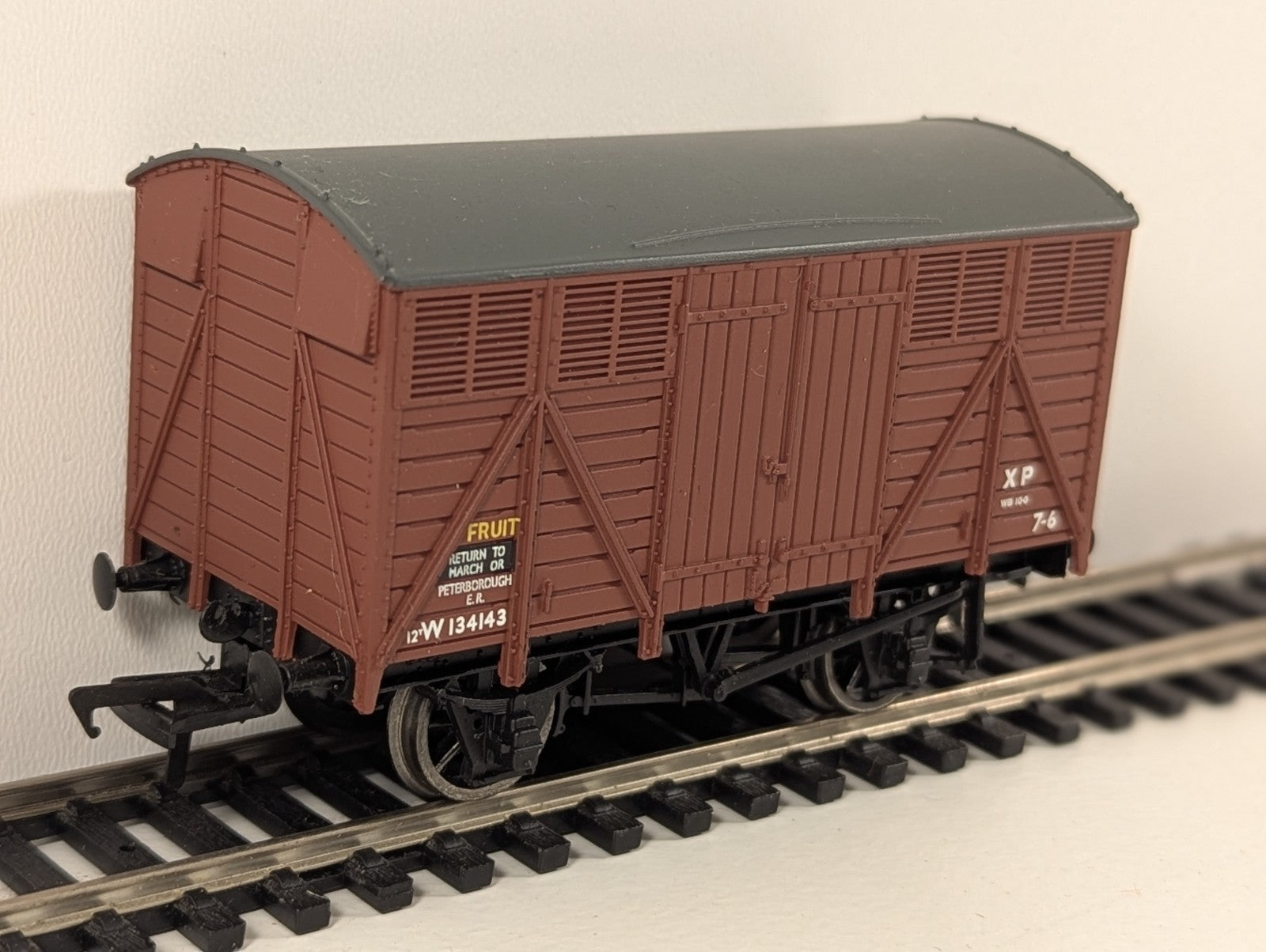 Bachmann Branchline OO Gauge 12-Ton Fruit Van