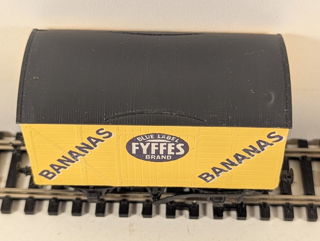 Peco OO Gauge Fyffes Bananas Van - Missing Couplings