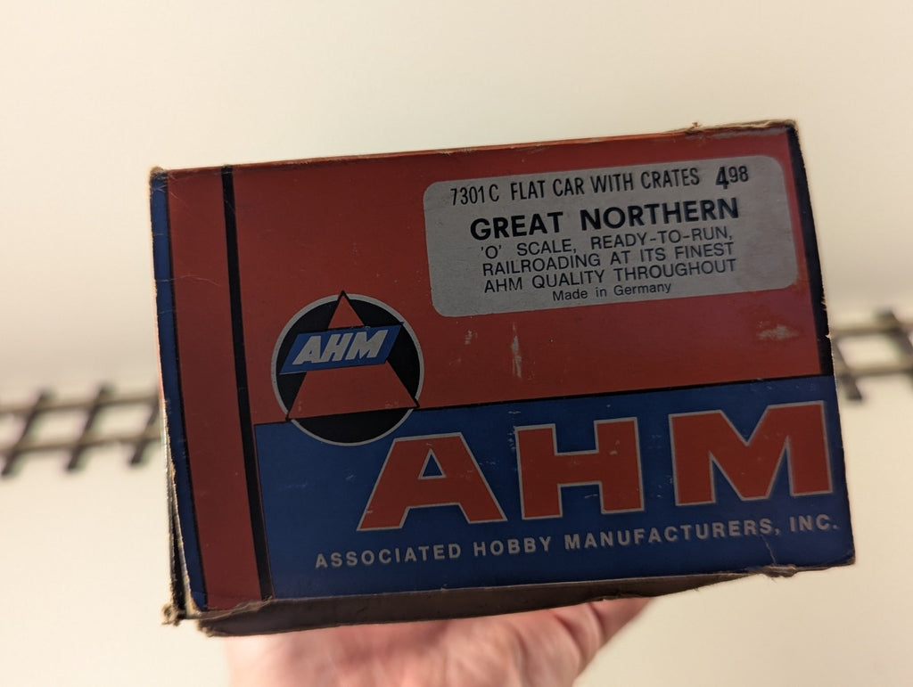 AHM 7301C Great Northern Flat Car with Crate – O Scale
