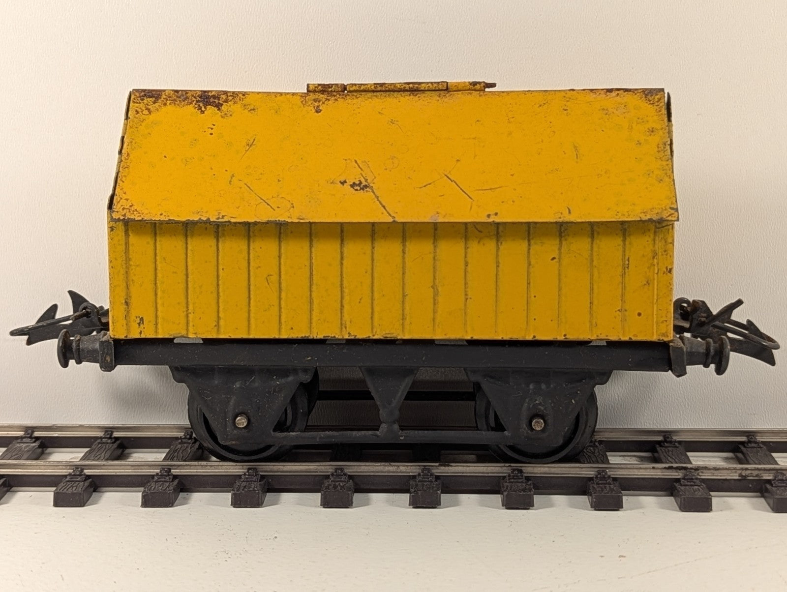 Hornby R154 O Gauge Blue Circle Cement Wagon Yellow