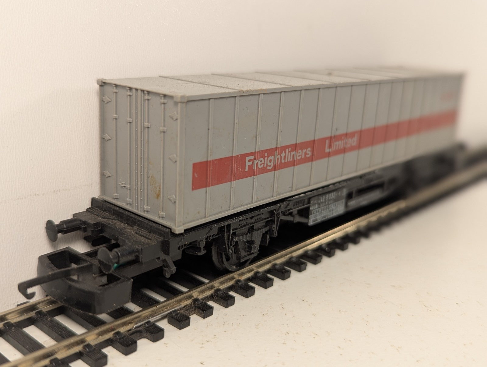 Lima OO Gauge DB Lss-y Container Flat Wagon with Freightliners Limited Container