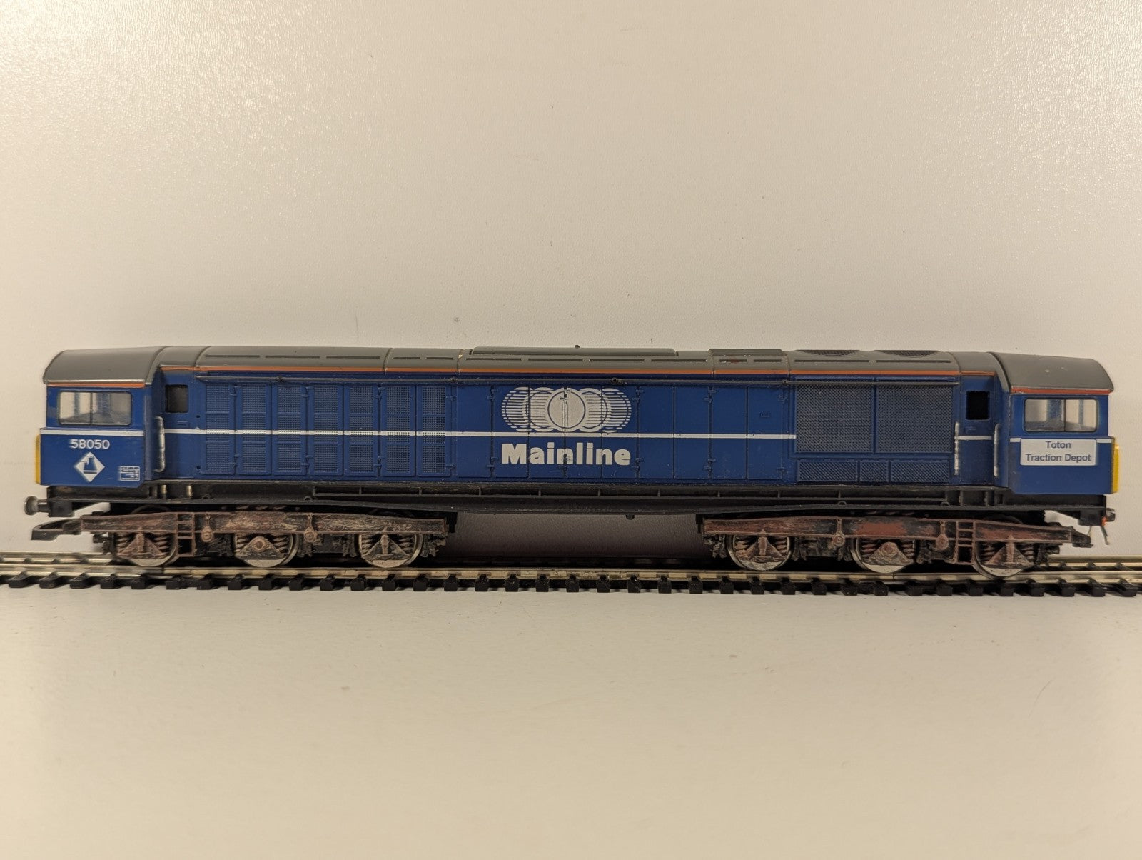 Hornby OO Gauge Class 58 Co-Co 'Toton Traction Depot' Diesel Loco