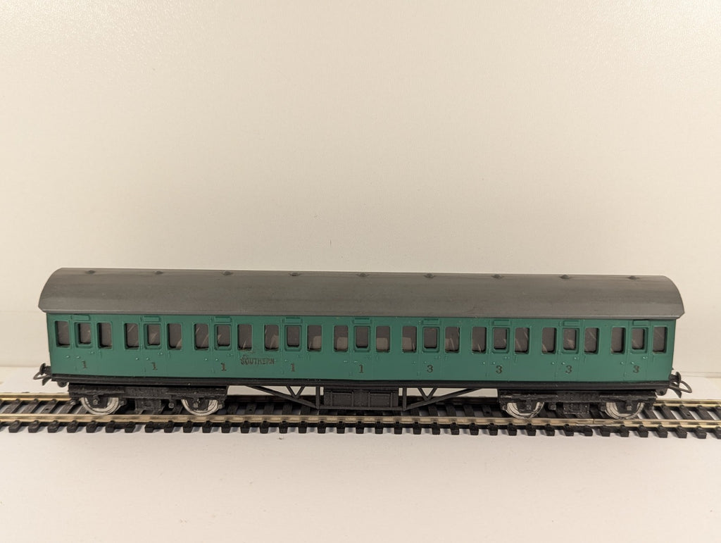 Graham Farish OO Gauge Southern Railway Green Third Class Coach Boxed