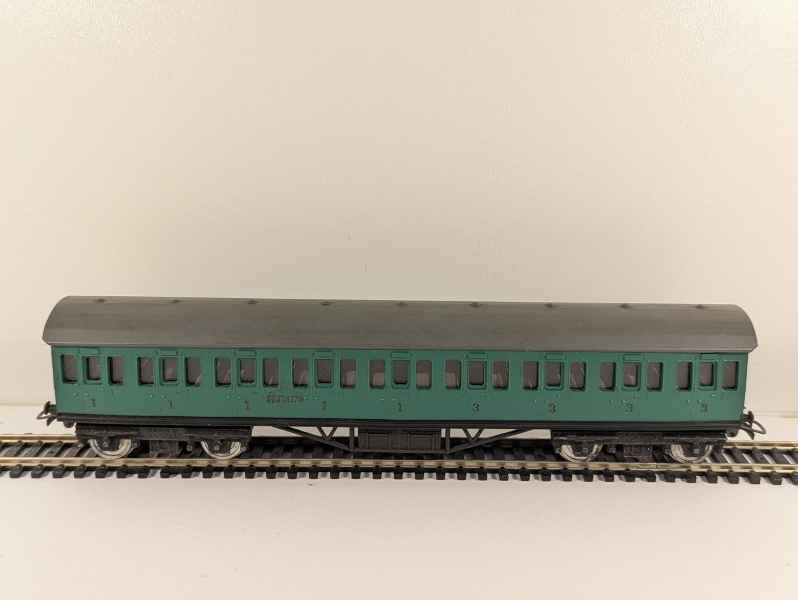 Graham Farish OO Gauge Southern Railway Green Third Class Coach Boxed