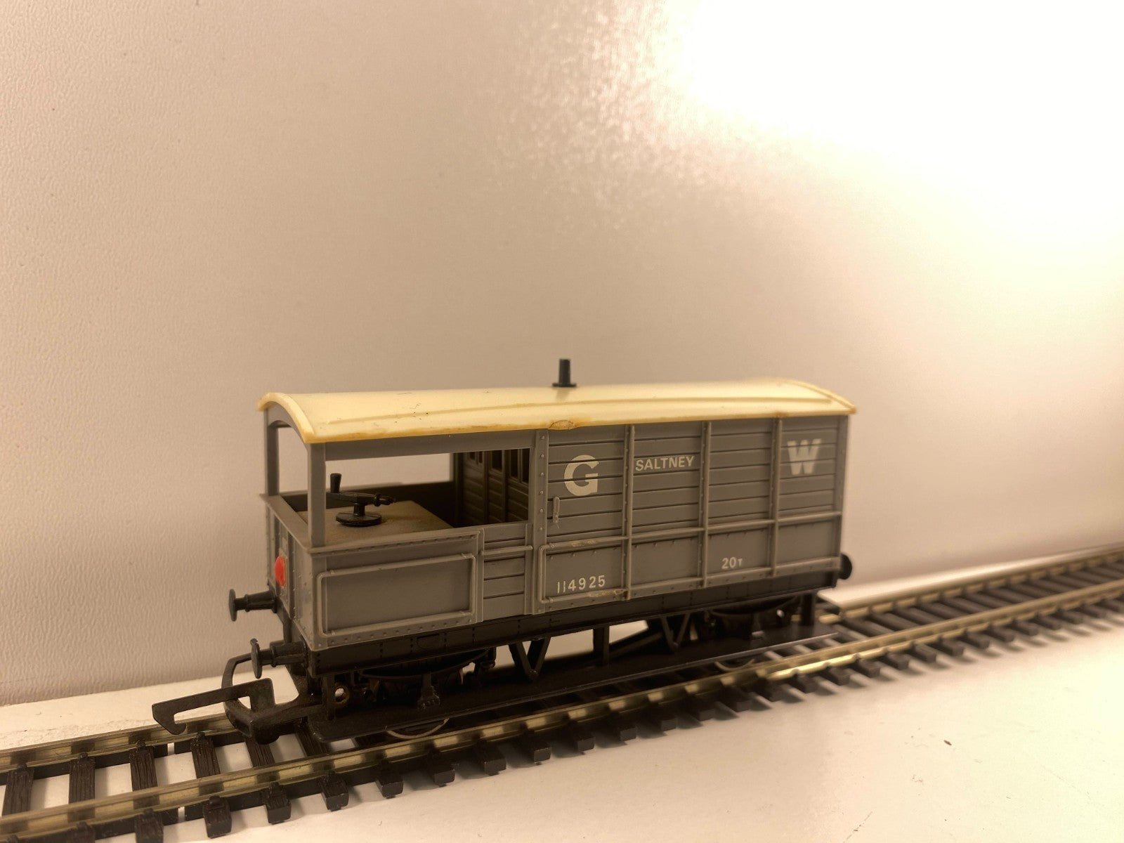 Hornby R018 GWR 20-Ton “Toad” Brake Van No. 114925 “SALTNEY” – OO Gauge