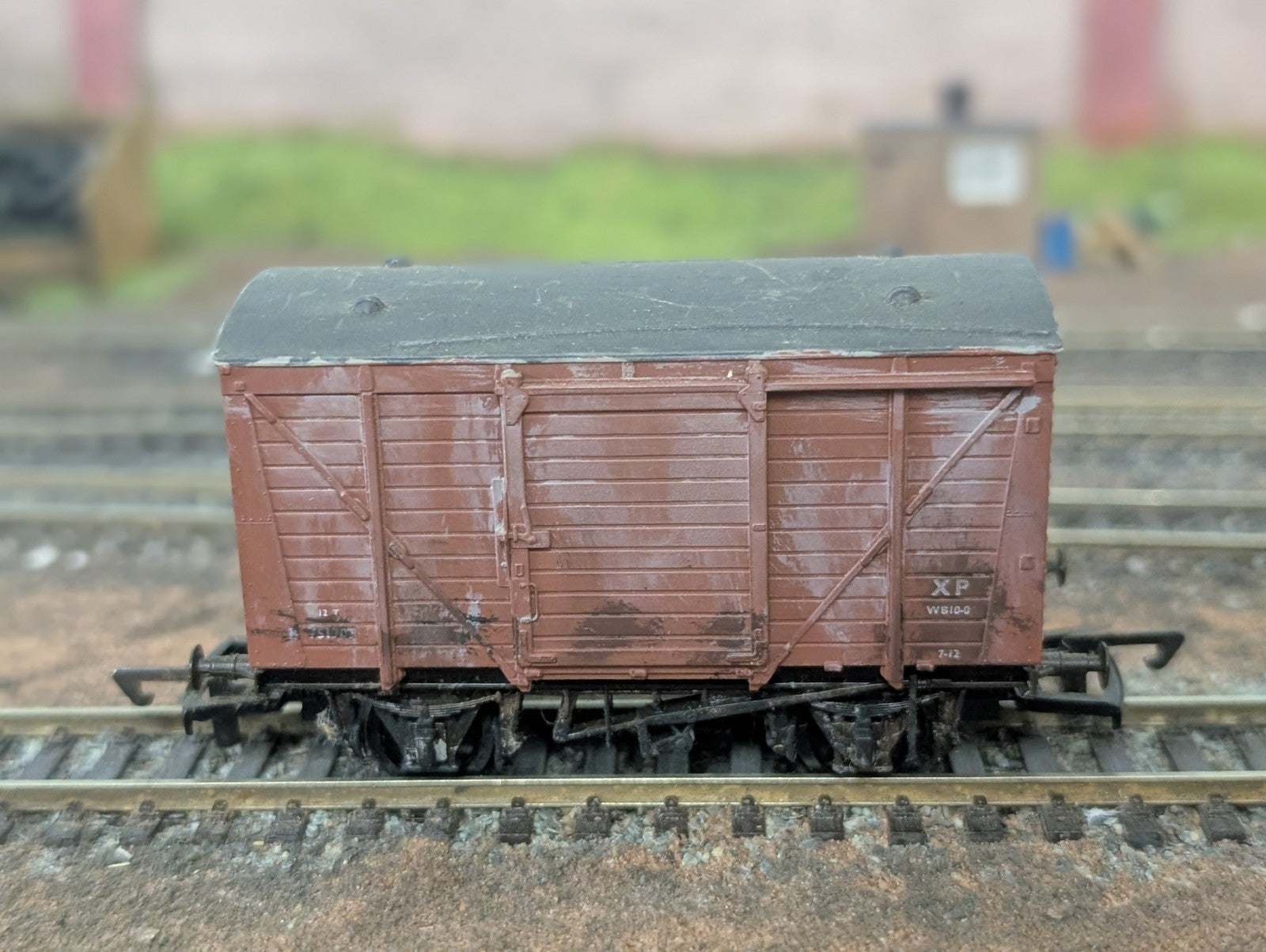 Airfix 12t Single Vent Van B751707 Brown OO Gauge