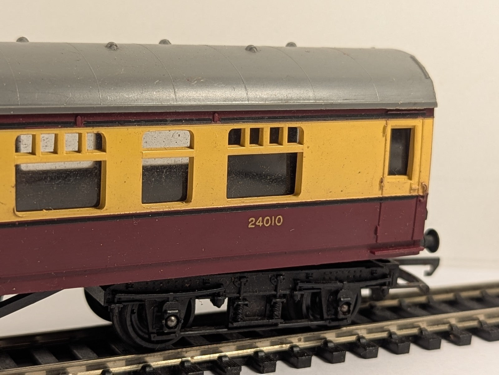 Tri-ang OO Gauge BR Mainline Composite Coach Passenger Coach 24010