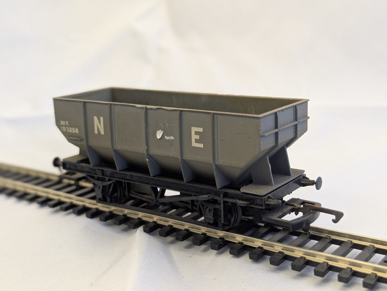 Mainline 937357 20T Hopper Wagon LNER “NE” Grey