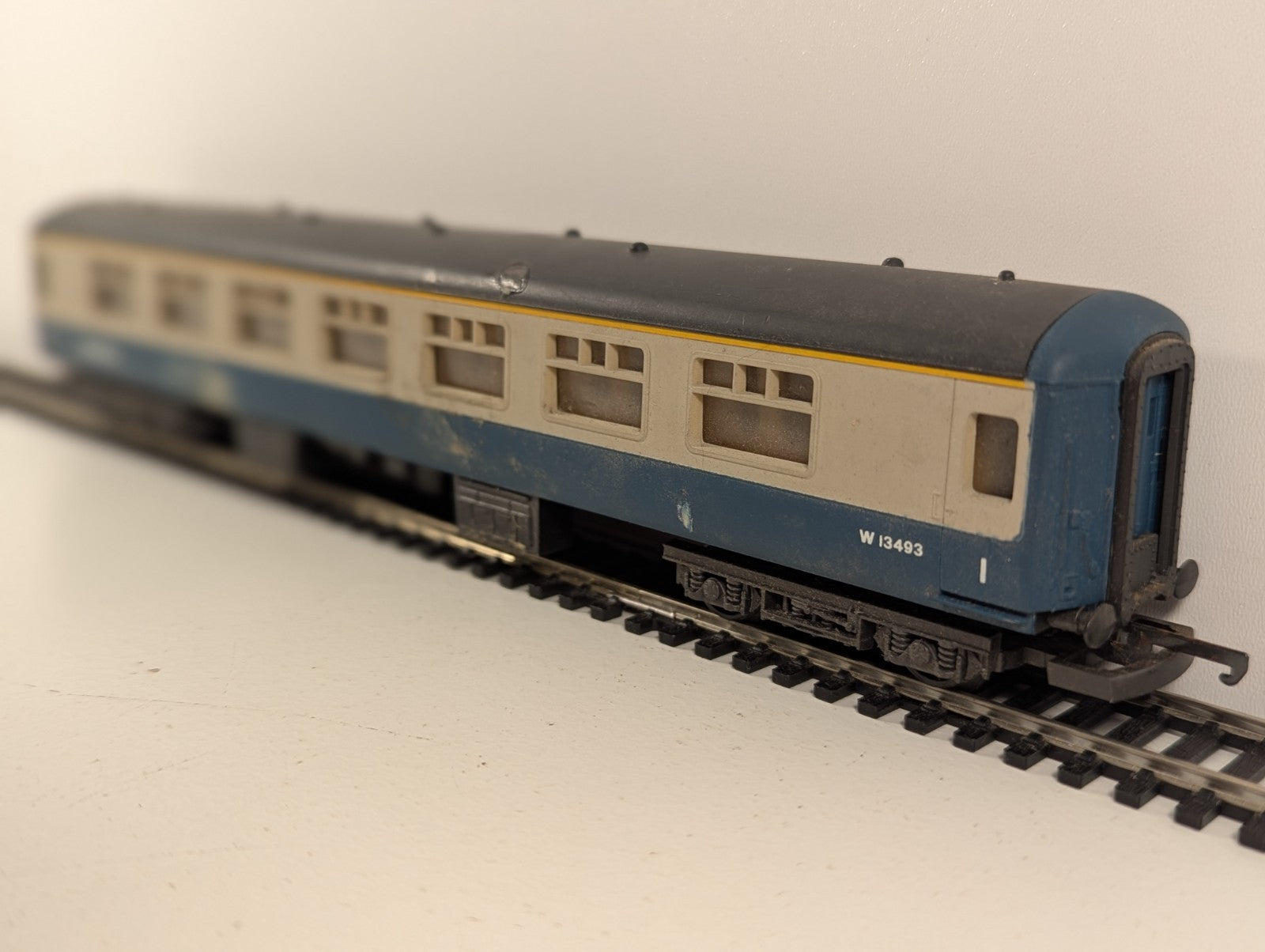 Lima OO Gauge BR Mk2 Coach W13493 Blue & Grey