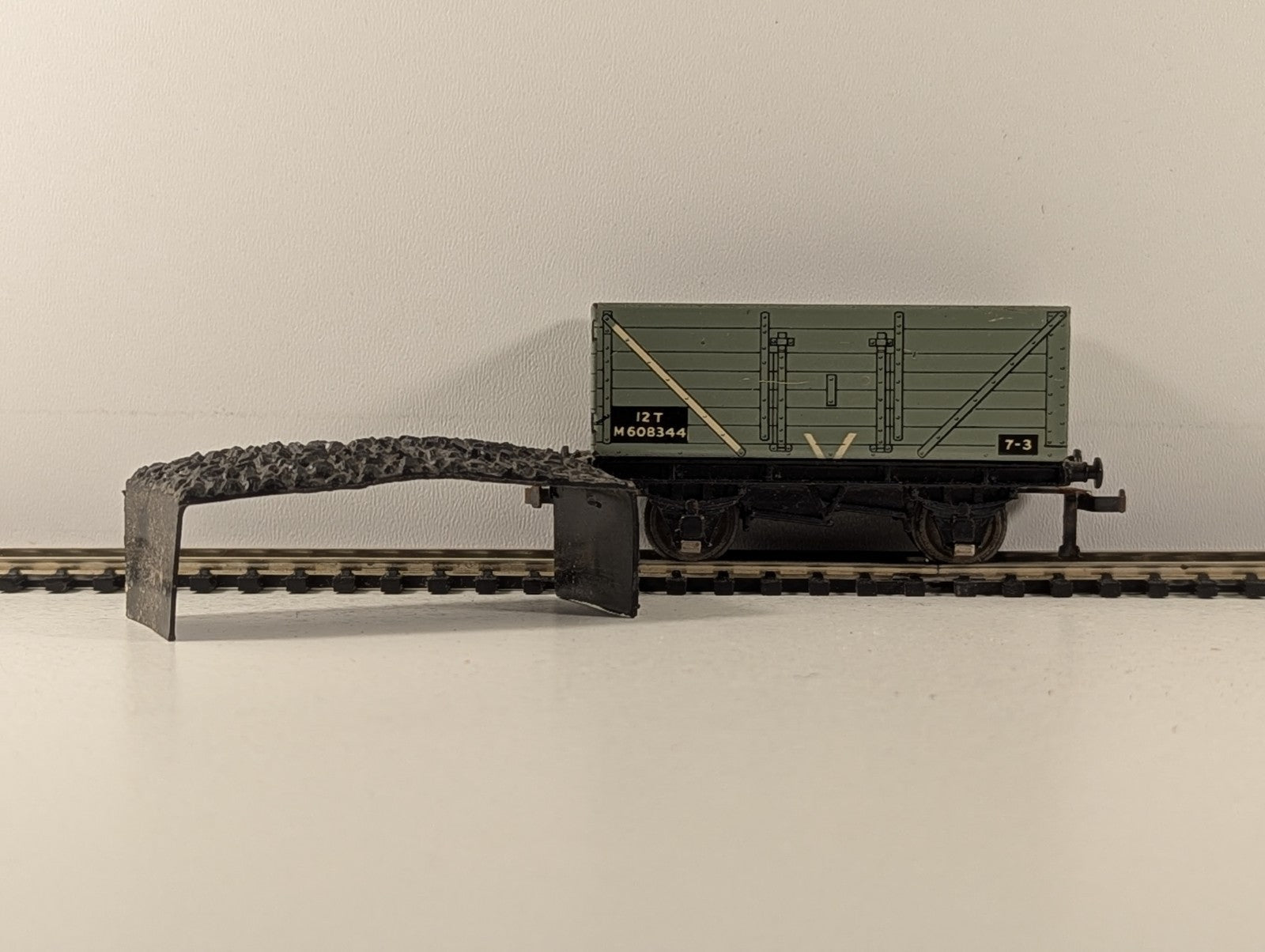 Hornby Dublo 32055 OO Gauge 7 Plank Open Wagon with coal load - damaged box