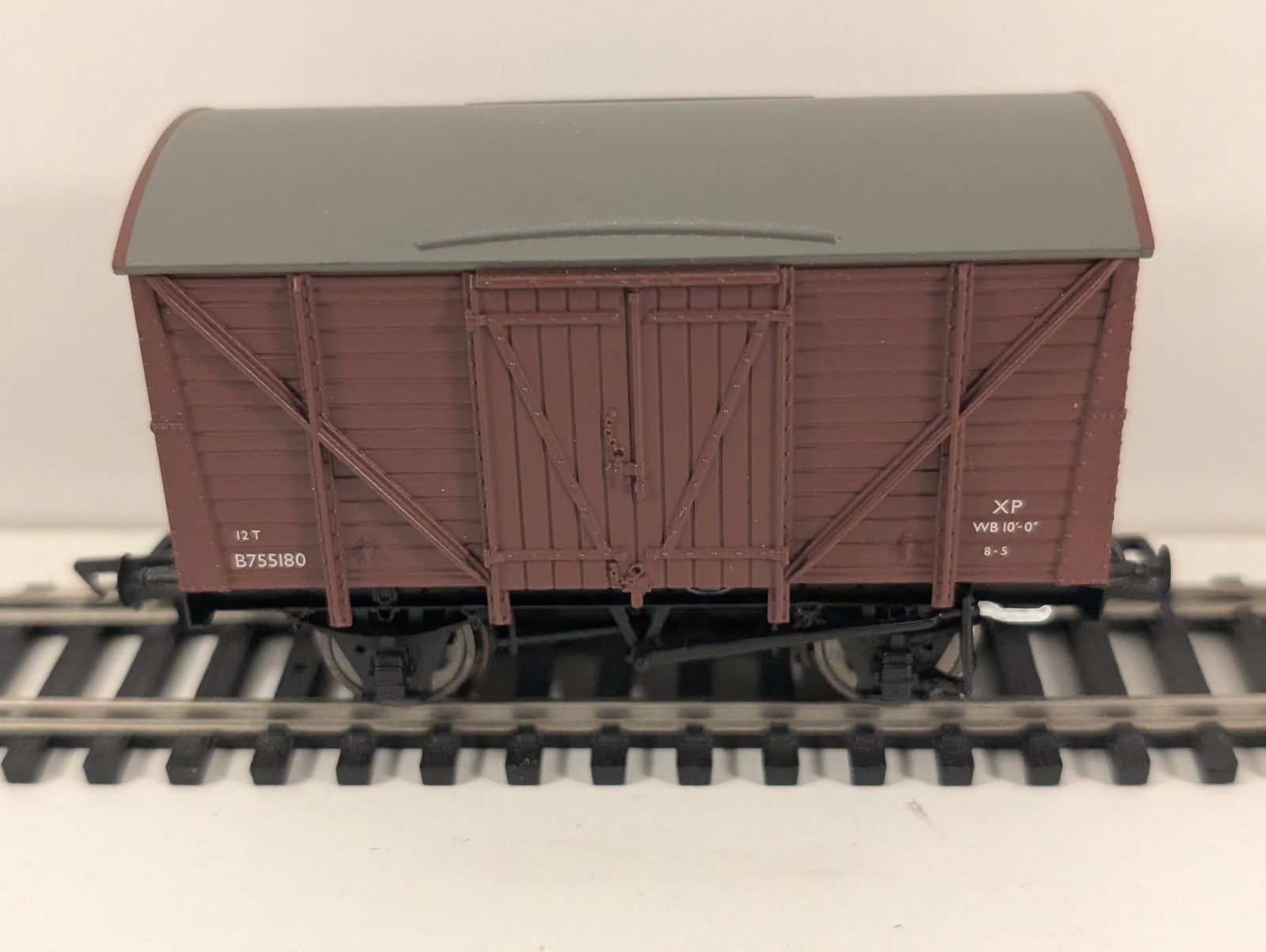Bachmann 38-161 OO Gauge 12-Ton Planked Vent Van B755180 – BR Bauxite (Late)