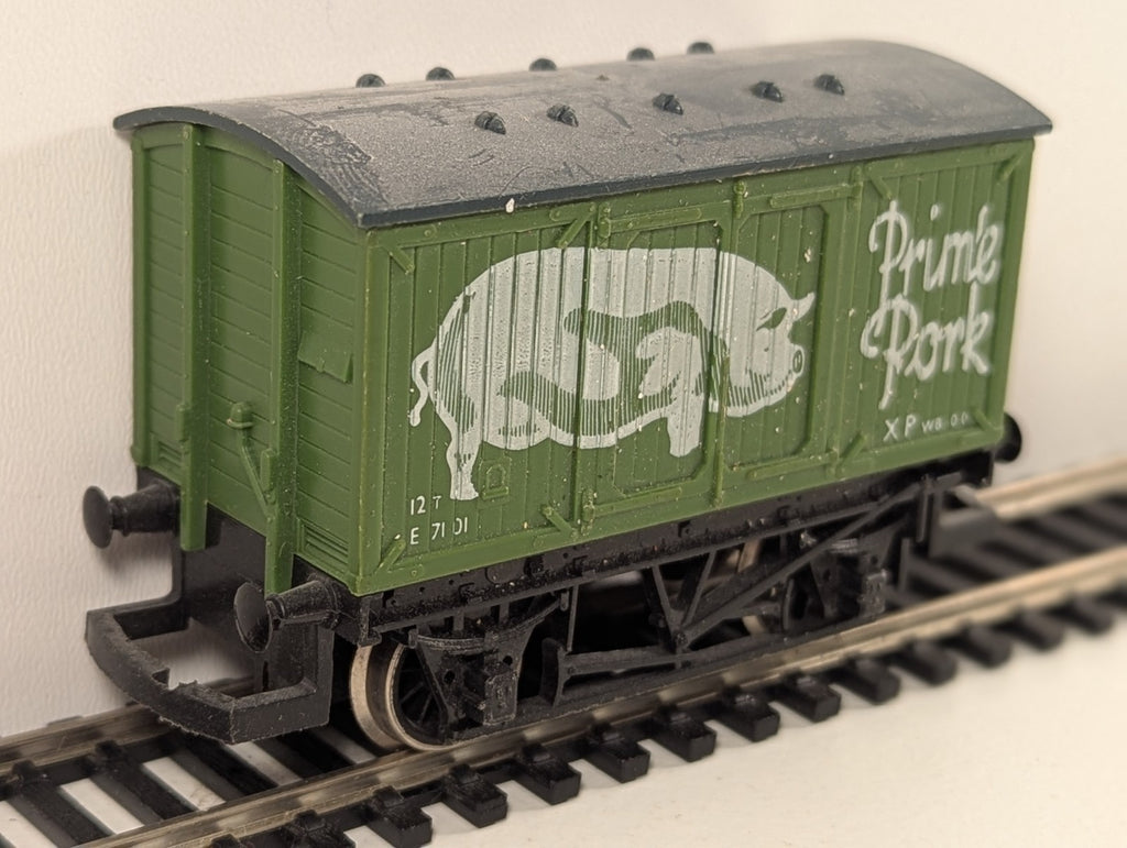 Hornby R216 ‘Prime Pork’ 4-Wheel Box Van – OO Gauge