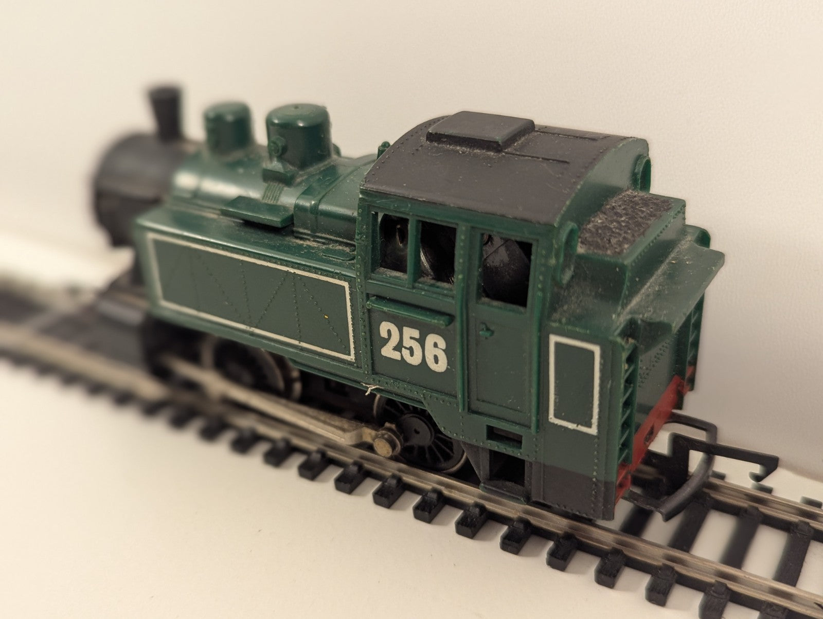 Hornby R257 OO Gauge “International” Tank No. 256