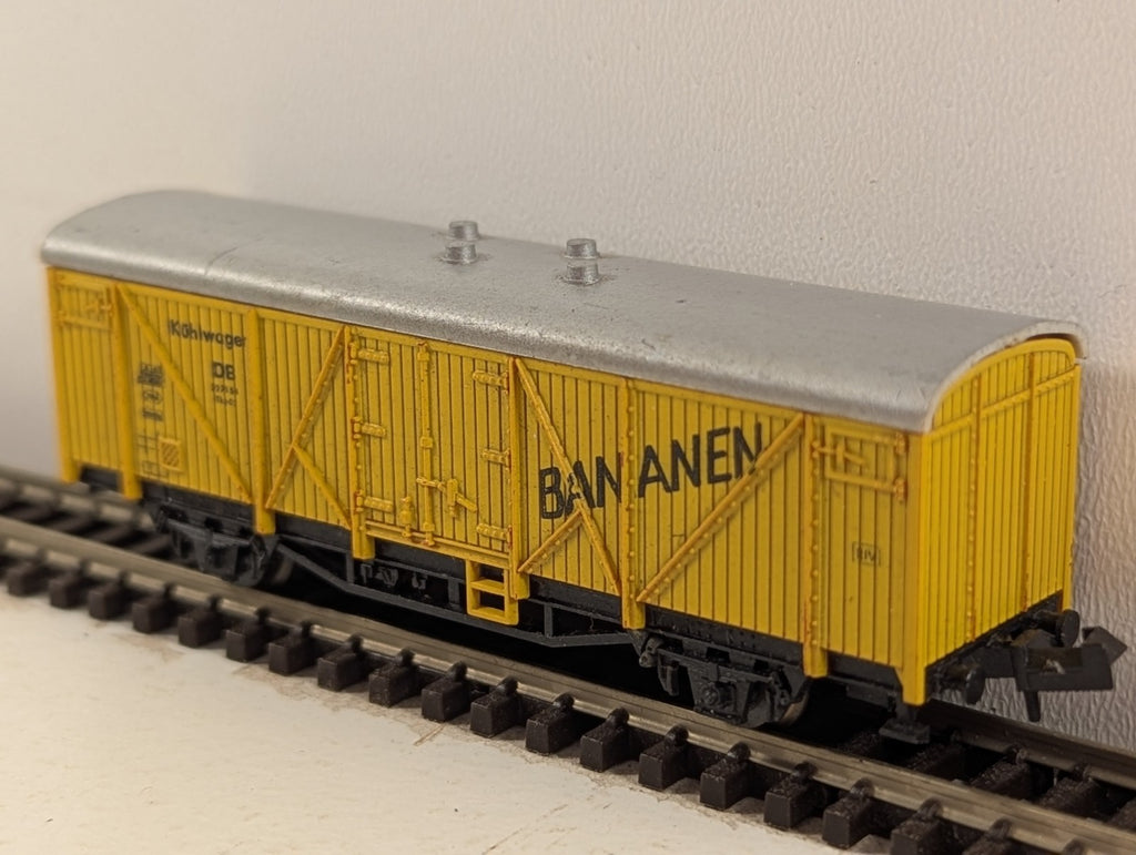 Minitrix 3166 N Gauge DB Banana Van - Broken coupler