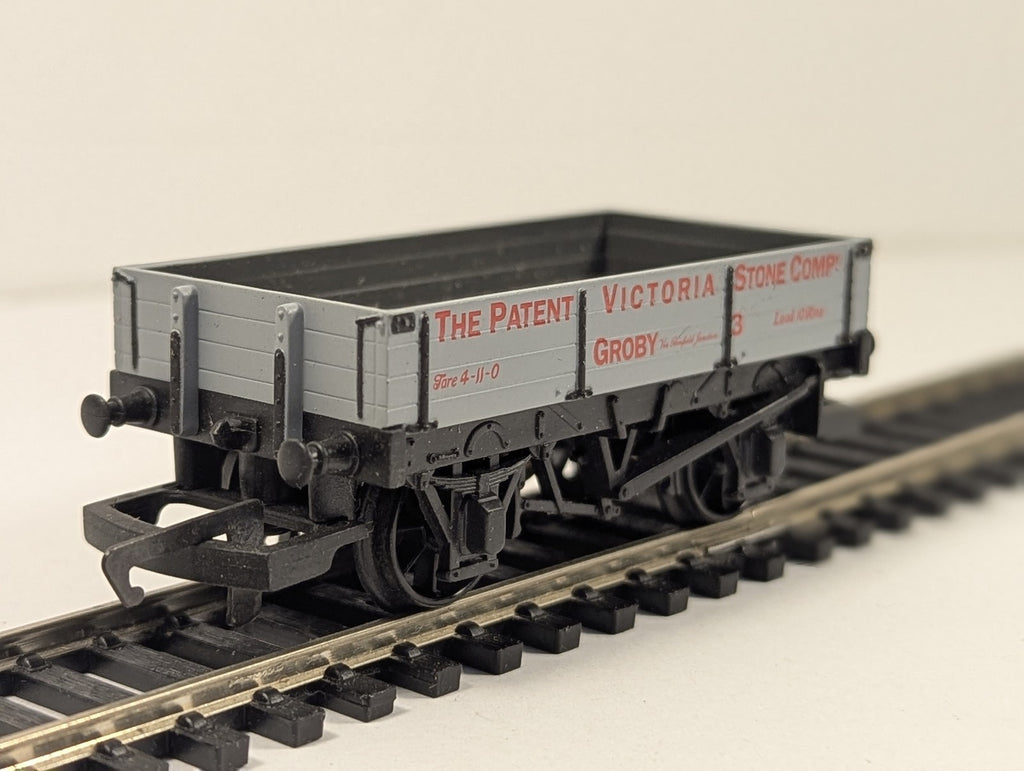 Hornby 37-930 3 Plank Wagon 'The Patent Victoria Stone Co.' finished in Grey liv