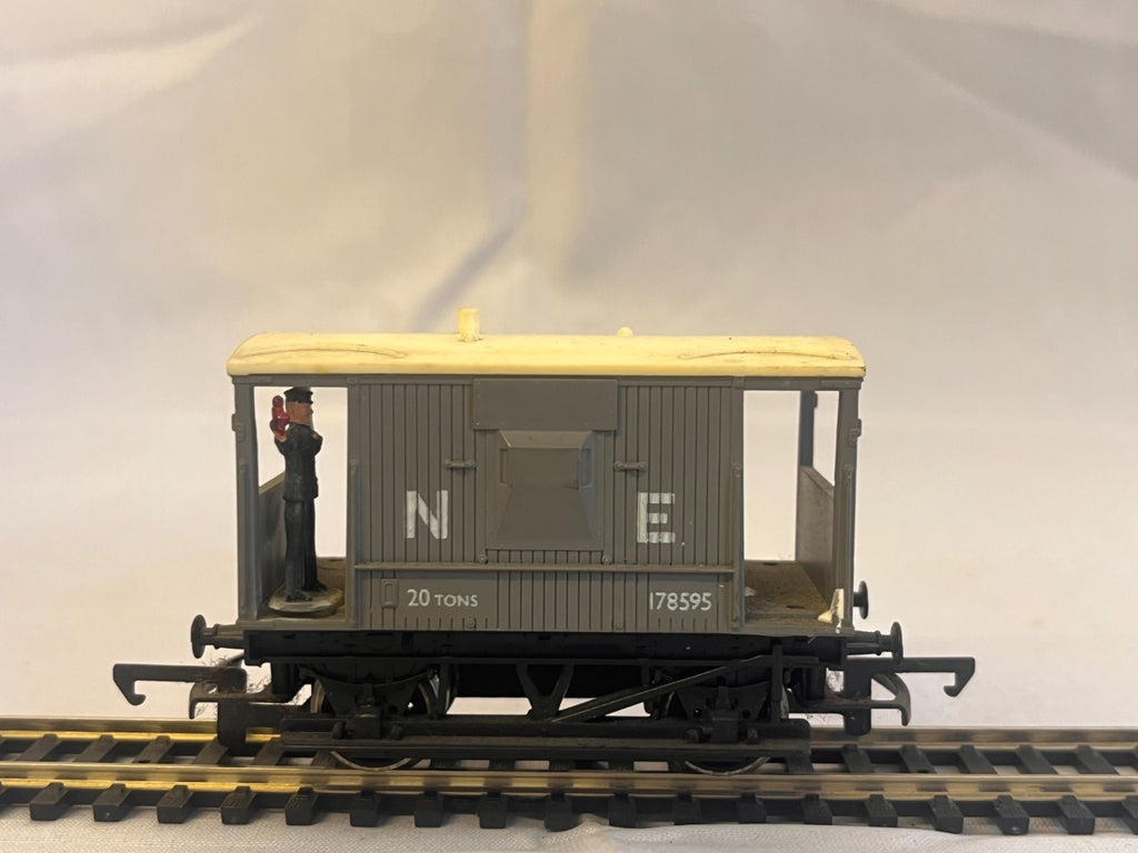 Hornby R215 OO Gauge N.E. Short Brake Van with Figure Boxed