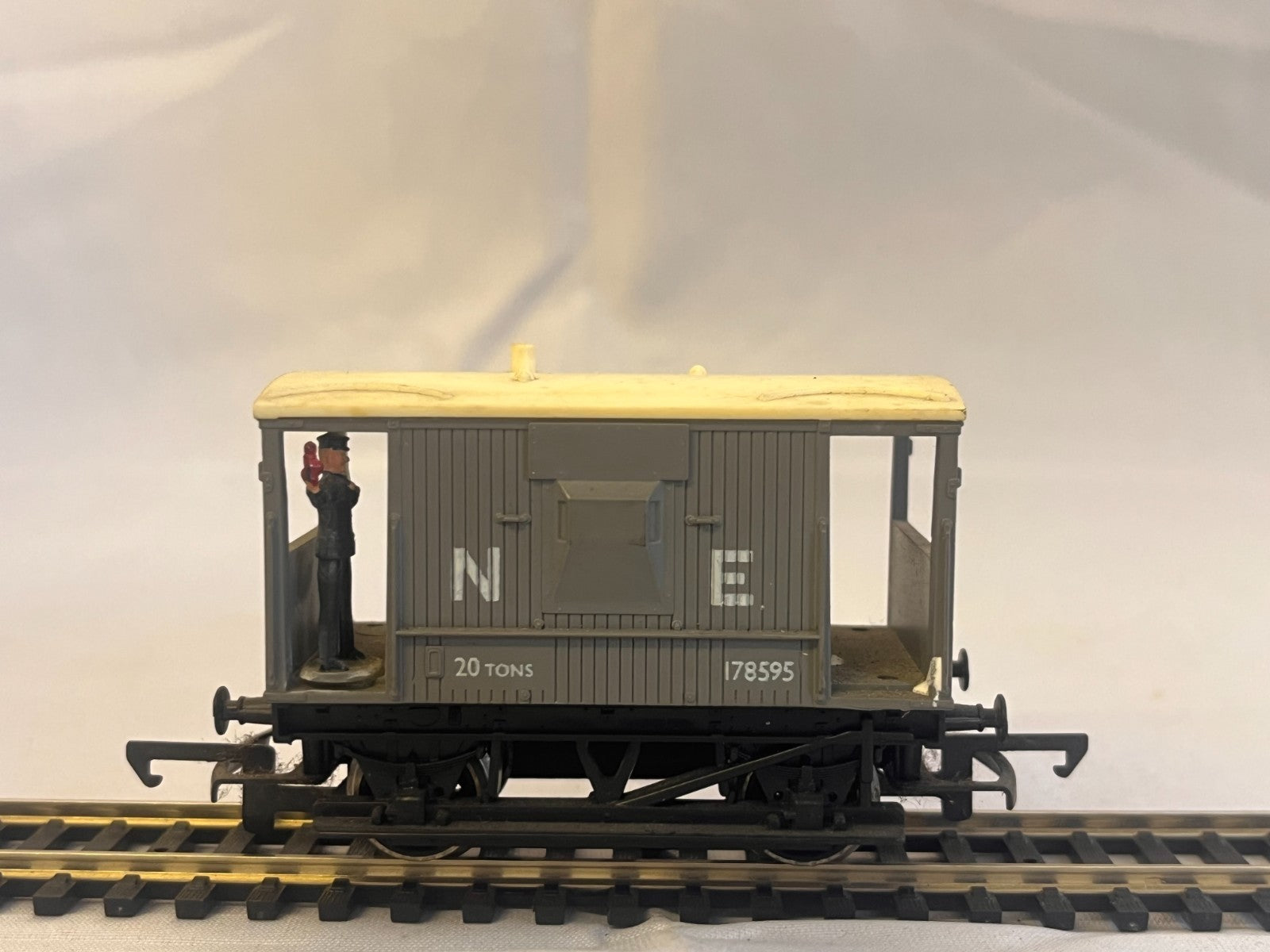 Hornby R215 OO Gauge N.E. Short Brake Van with Figure Boxed