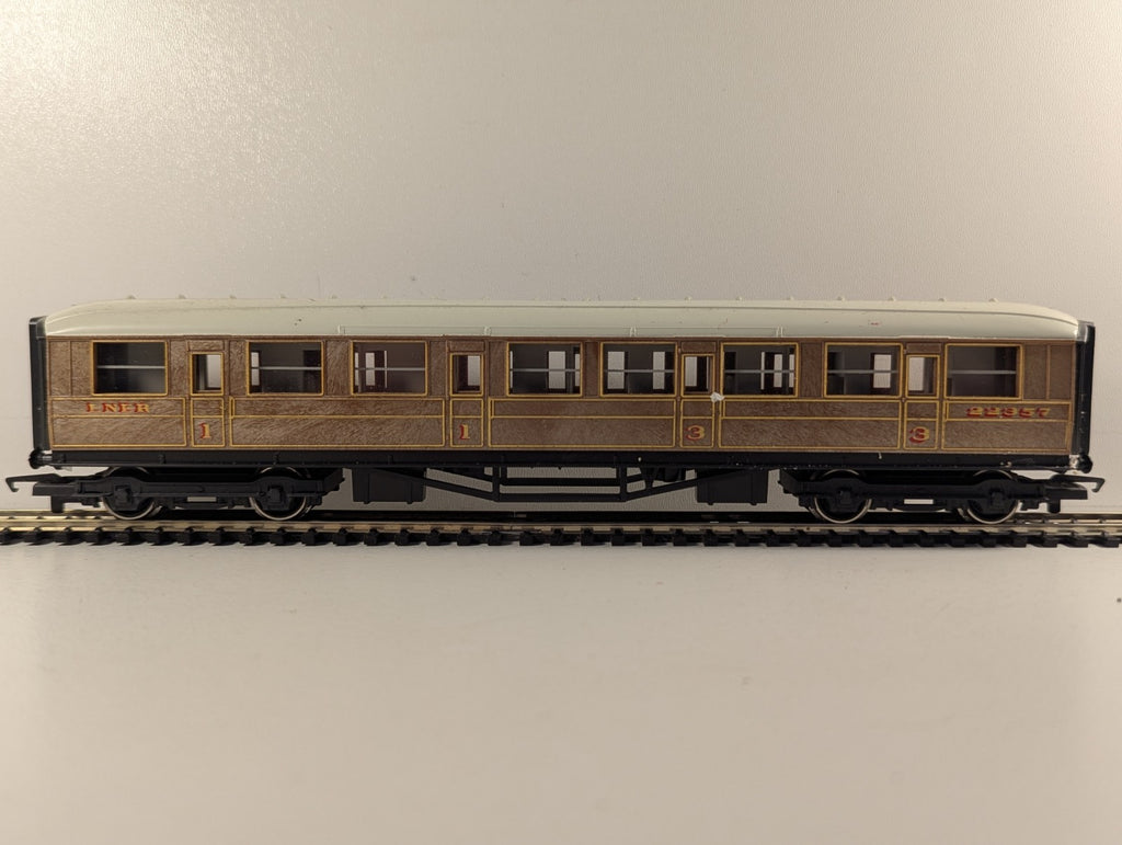 Hornby OO Gauge LNER Composite Coach Passenger Coach 22357 LNER Teak