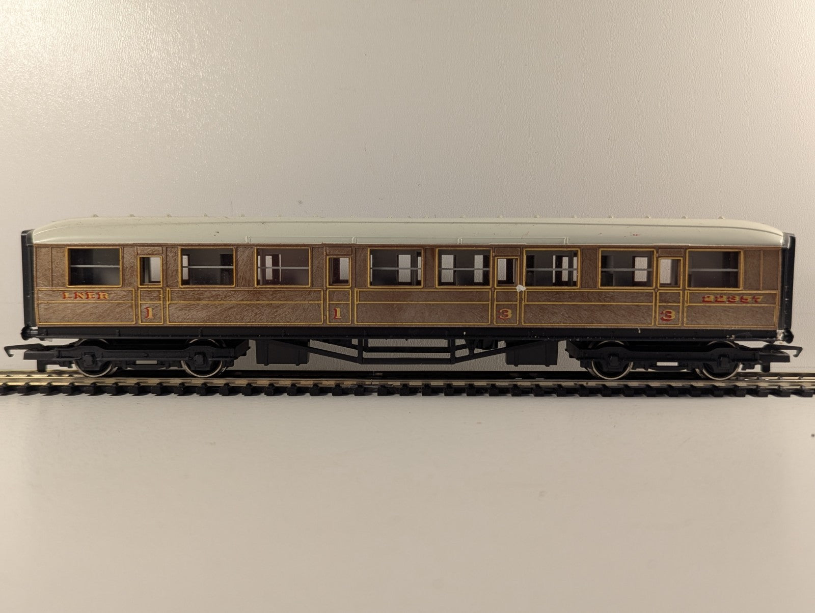 Hornby OO Gauge LNER Composite Coach Passenger Coach 22357 LNER Teak