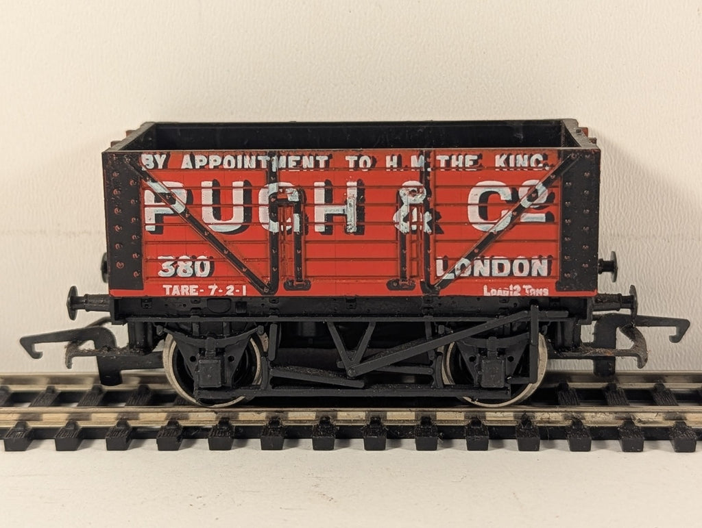 Hornby Railways OO Gauge Pugh & Co 7-Plank Open Wagon 380 Pugh & Co Red R010
