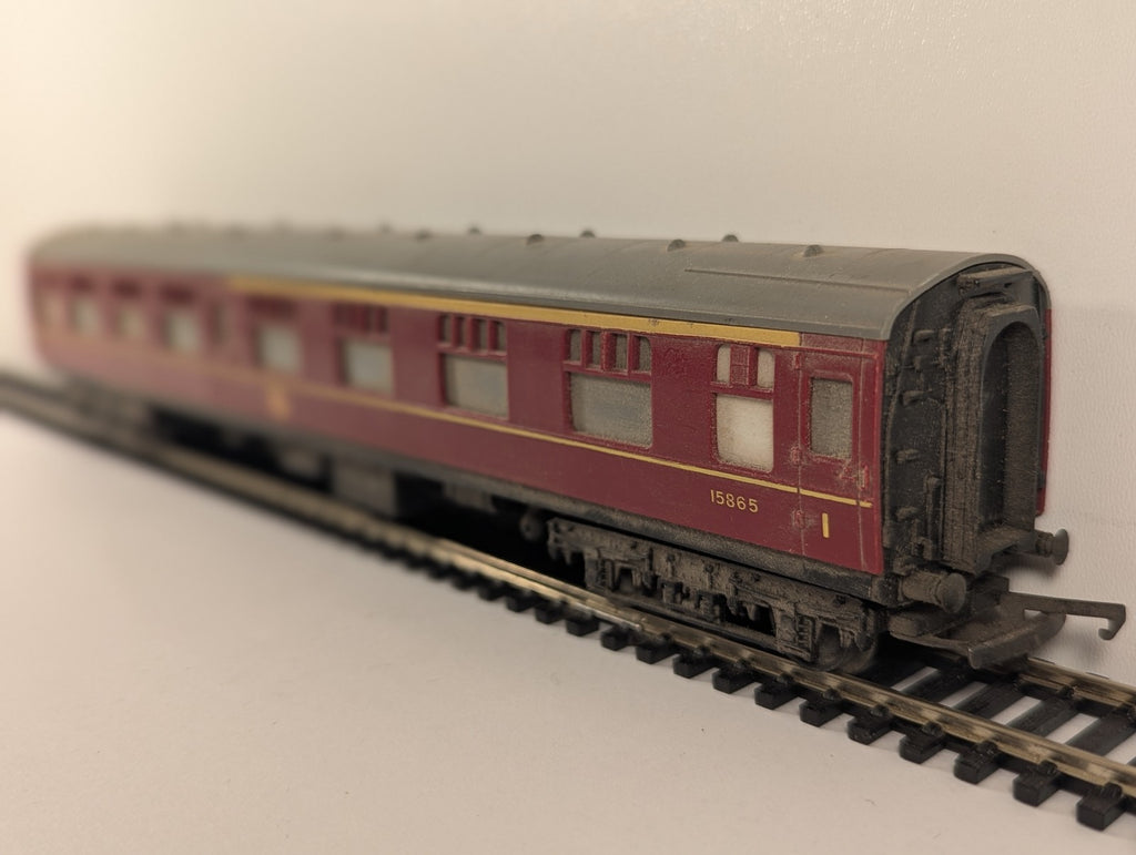 Tri-ang OO Gauge Main Line Composite Coach Passenger Coach 15865 BR Maroon R223