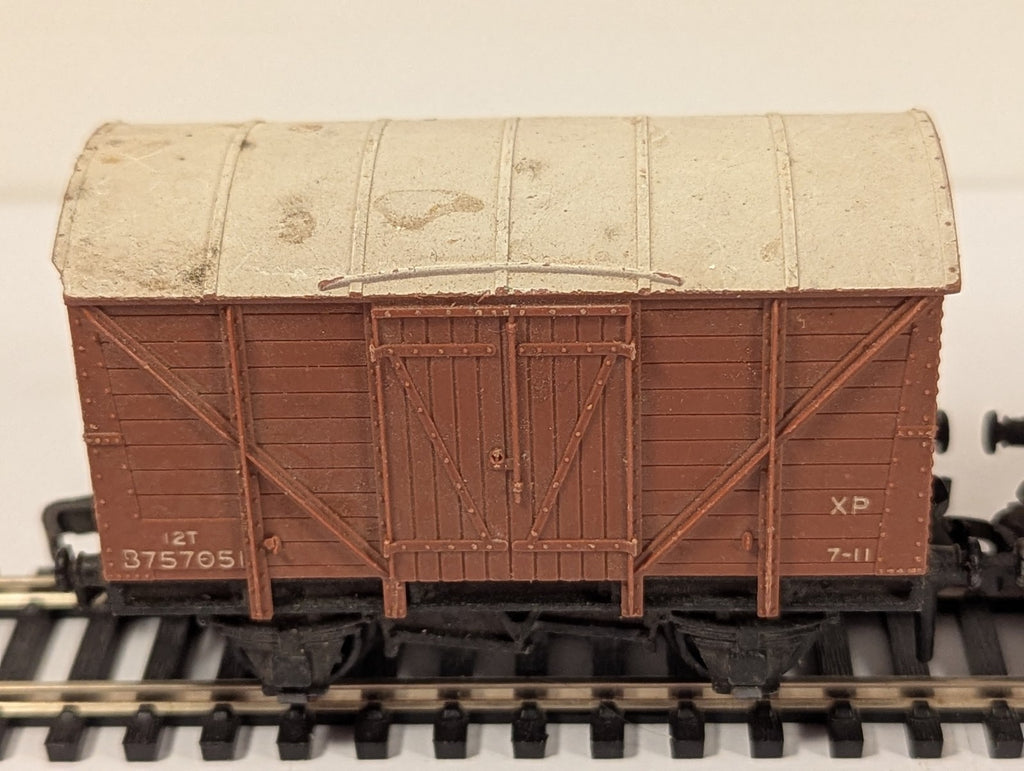 Hornby Dublo OO Gauge BR Closed Vent Van Pair - missing buffer