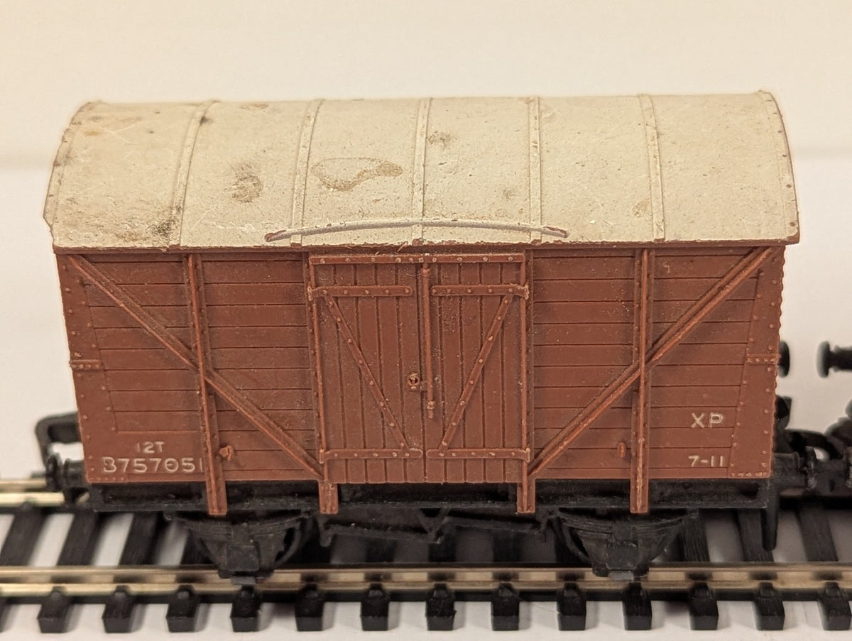 Hornby Dublo OO Gauge BR Closed Vent Van Pair - missing buffer