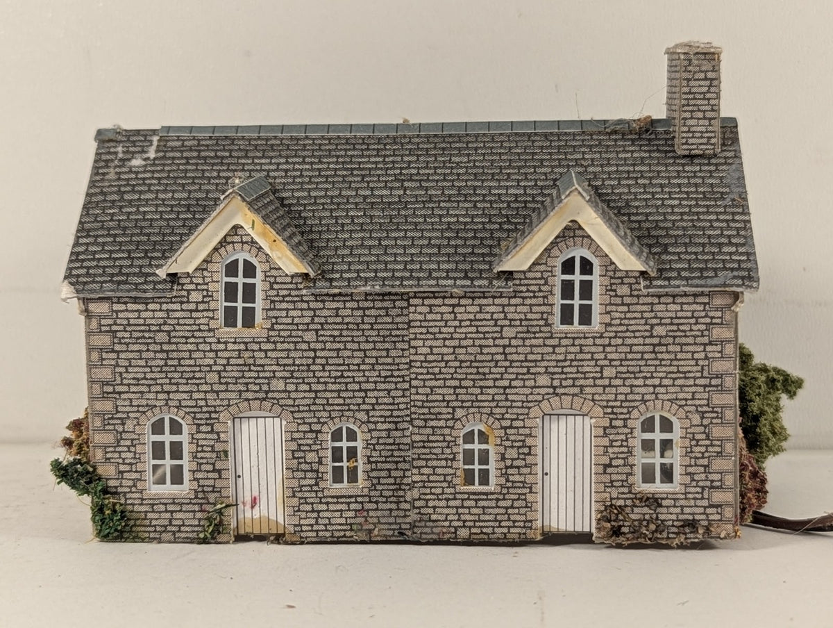 Superquick N Gauge Two Country Cottages Model Railway Building with lights