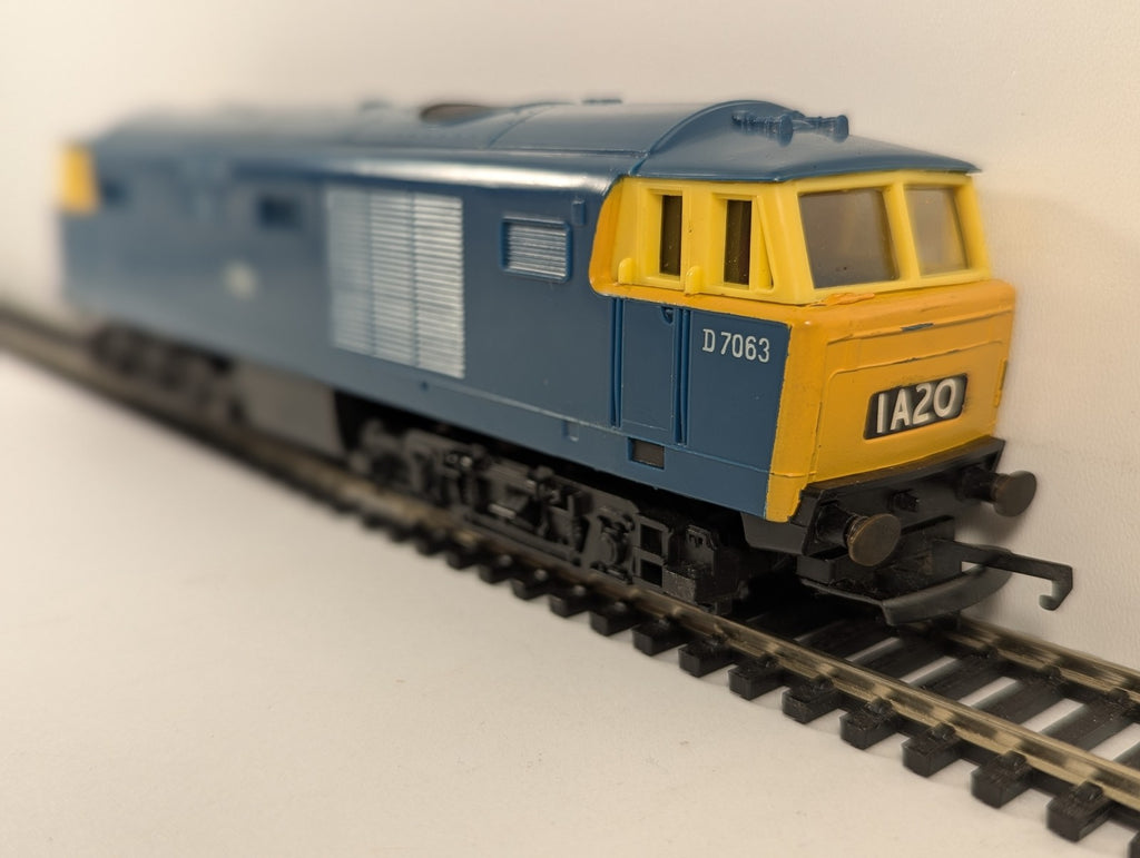 Tri-ang Hornby OO Gauge Class 35 Hymek Locomotive D7063 BR Blue