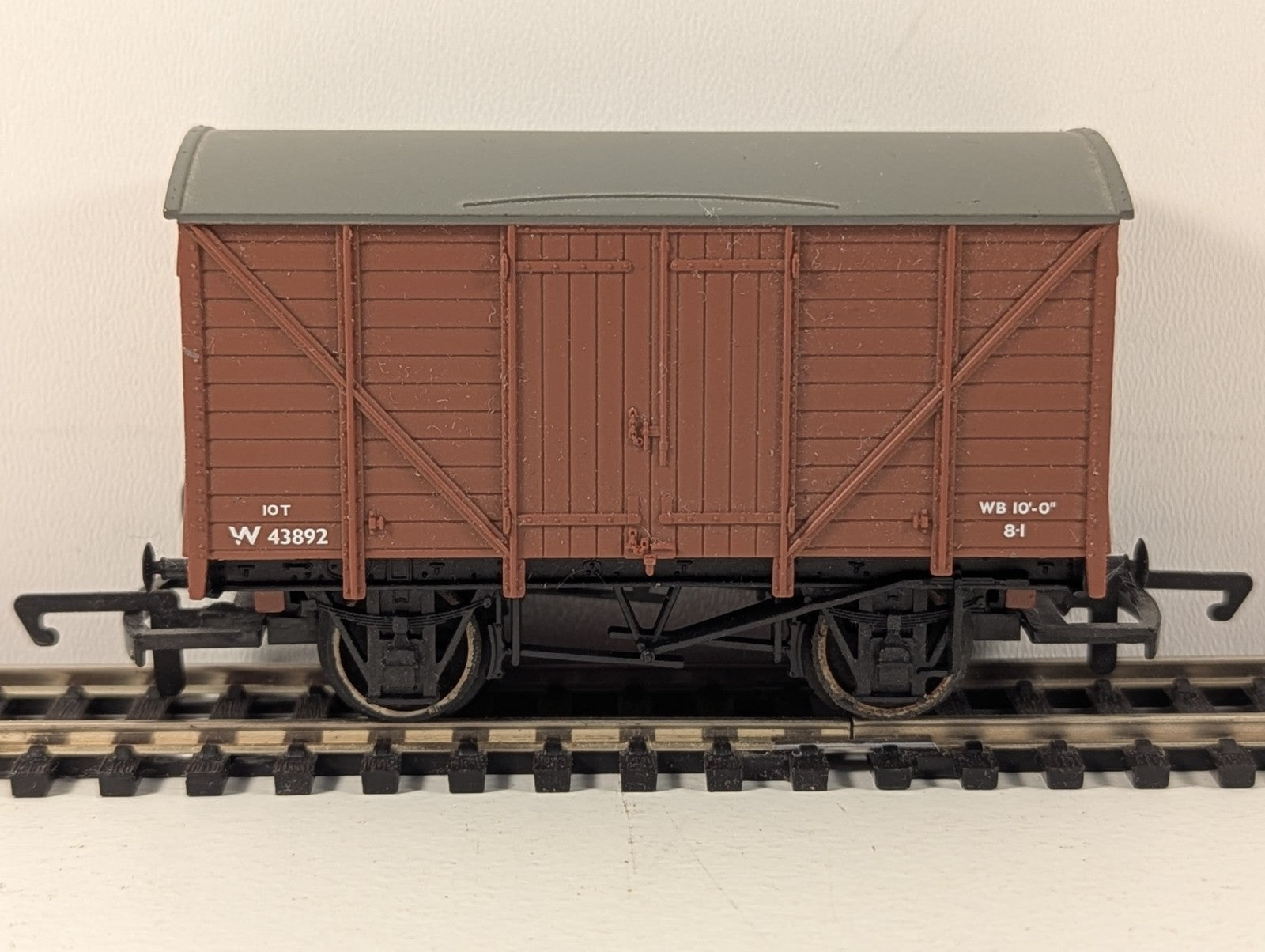 Hornby 12 Ton Brown Ventilated Van