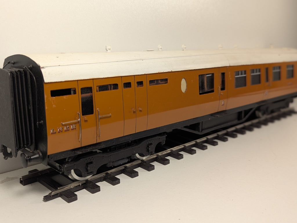 Kitbuilt (Metal) O Gauge LNER Thompson Teak Brake Coach – Damage