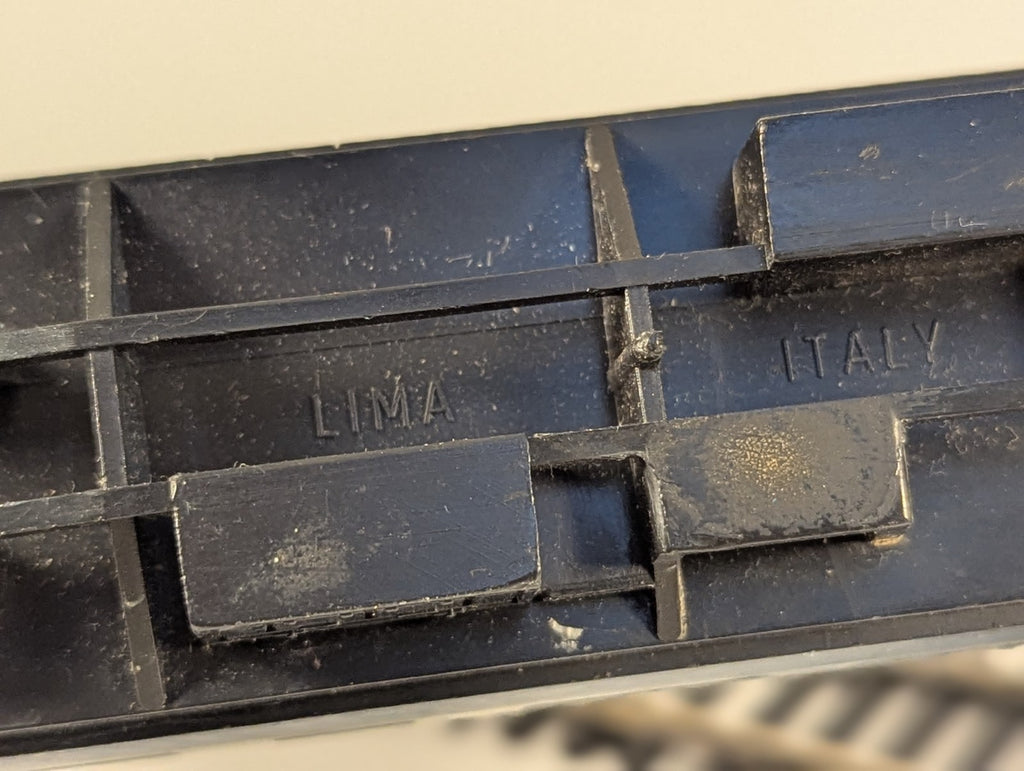 Lima 305335 OO Gauge BR Mk1 composite first Corridor Coach – Missing Buffer