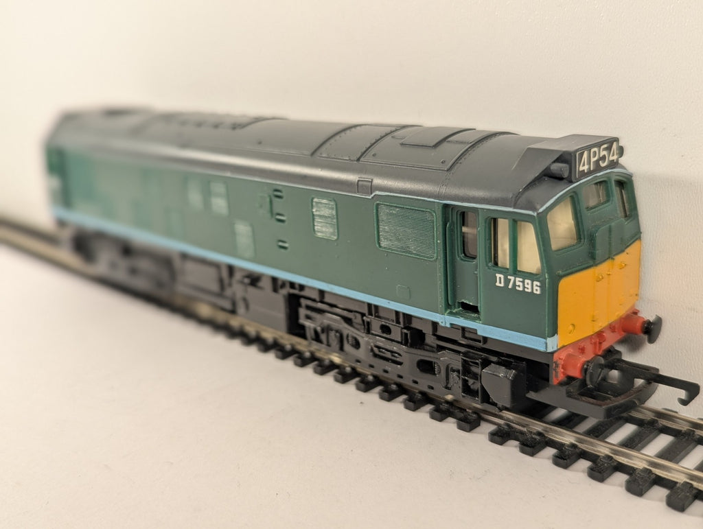 Hornby OO Gauge Class 25 Diesel Locomotive D7596 BR Green R068