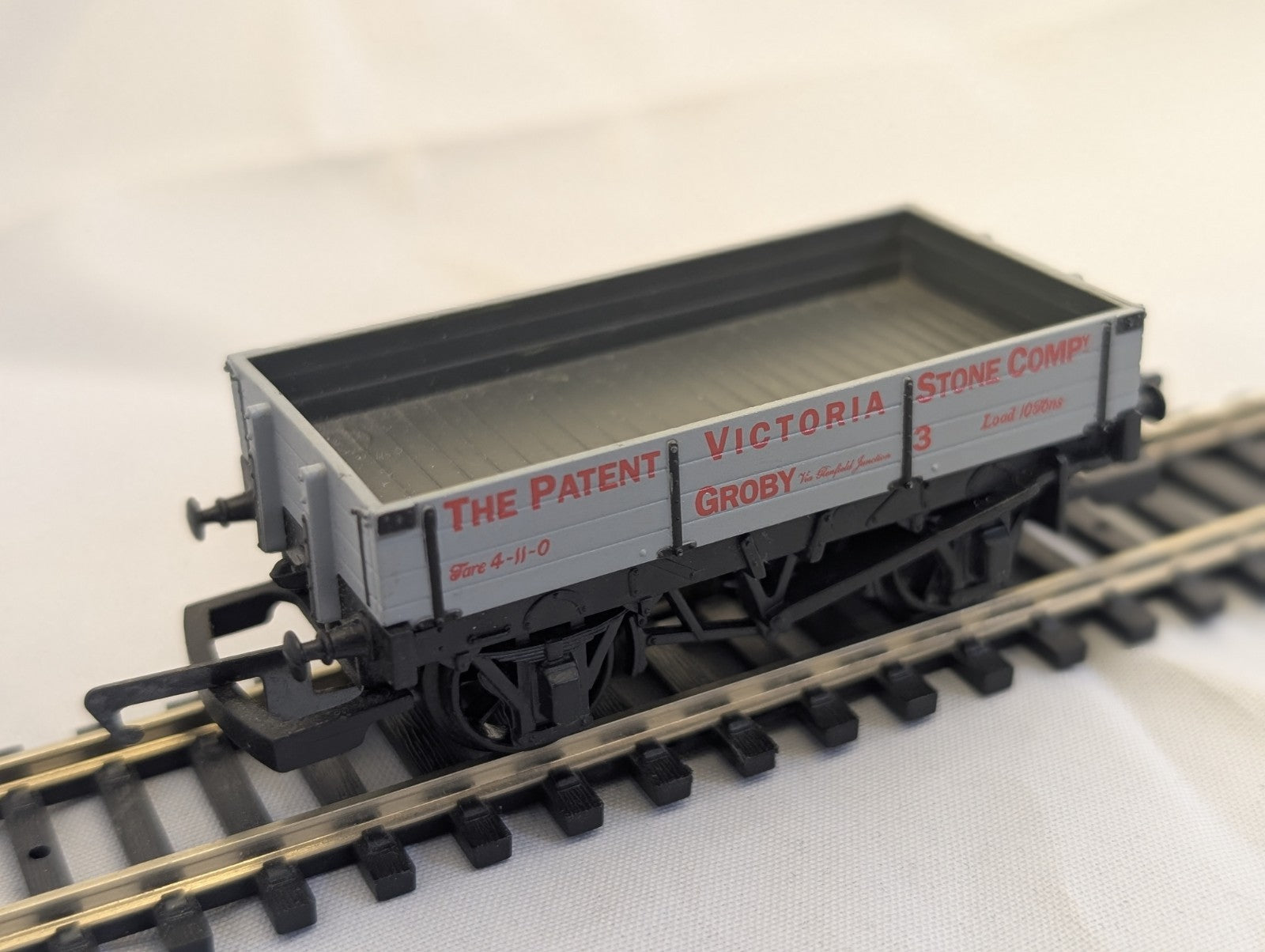 Hornby R151 3-Plank Open Wagon “Victoria Stone Company, Groby” Grey