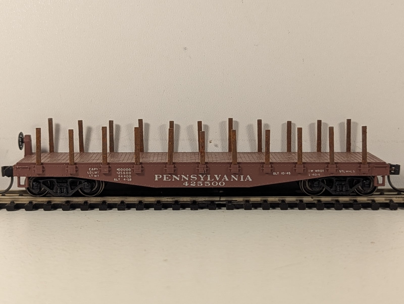 Industrial Rail HO Gauge Pennsylvania Flat Car with Stakes 425500