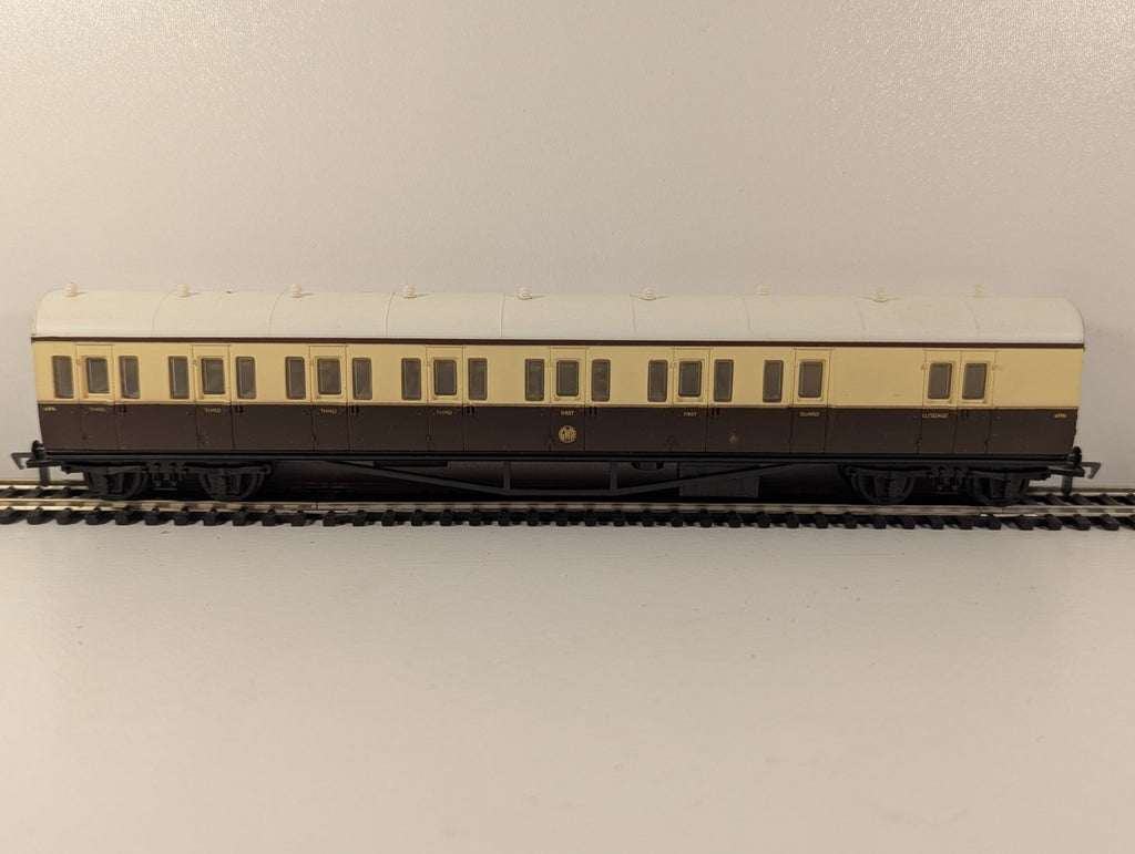 Airfix OO Gauge GWR Suburban Coach – 6896 – Chocolate & Cream