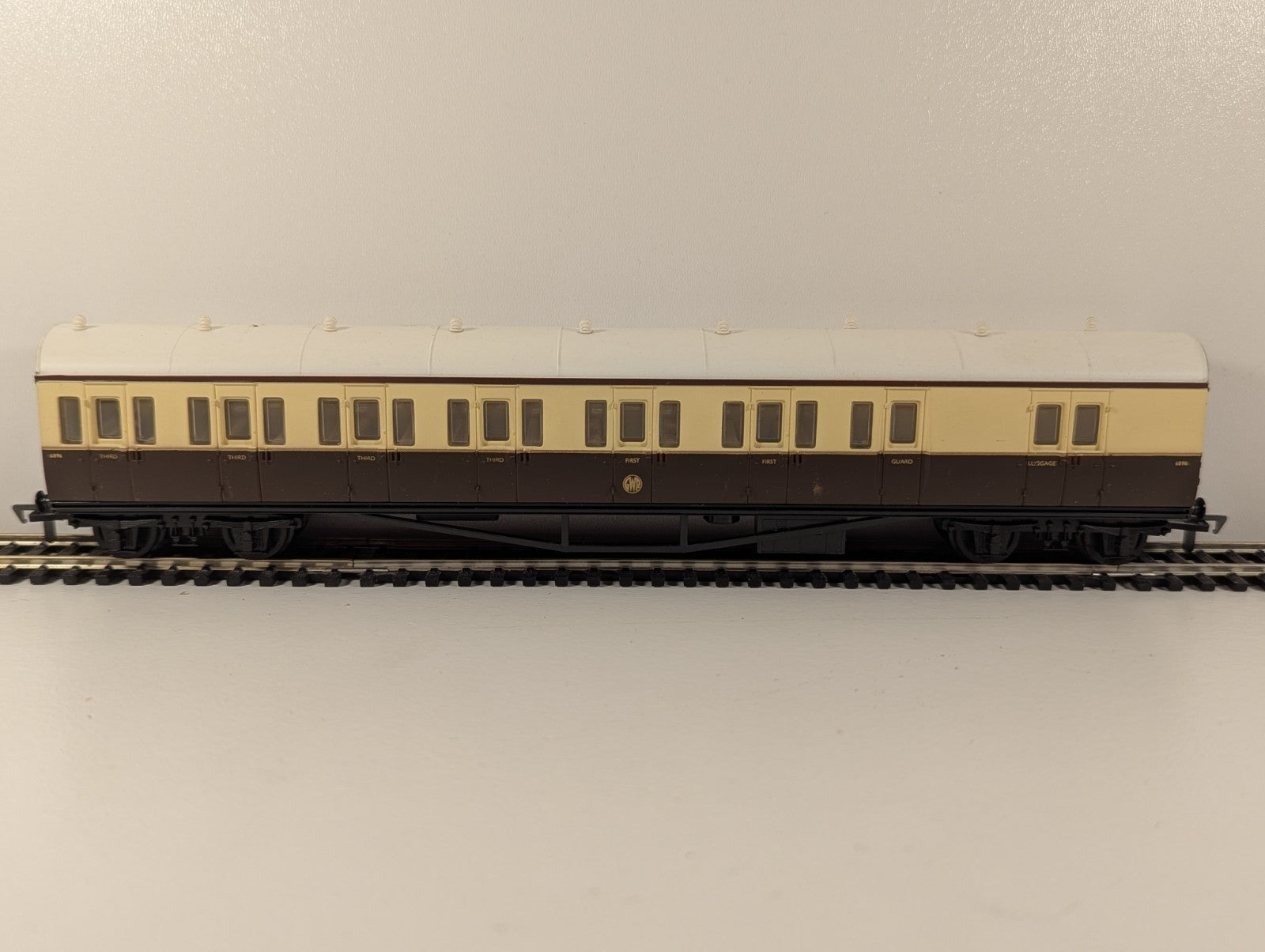 Airfix OO Gauge GWR Suburban Coach – 6896 – Chocolate & Cream
