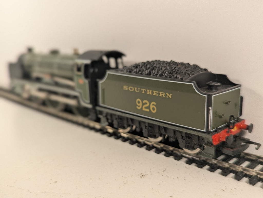 Hornby OO Gauge S.R. Schools Class V 'Repton' Steam Locomotive 926