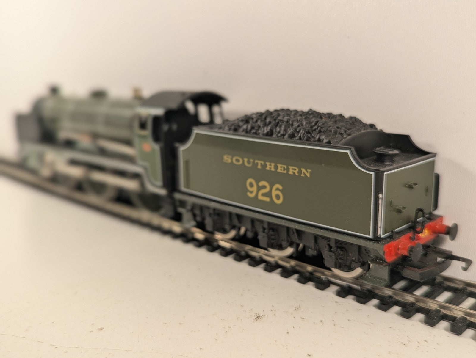 Hornby OO Gauge S.R. Schools Class V 'Repton' Steam Locomotive 926
