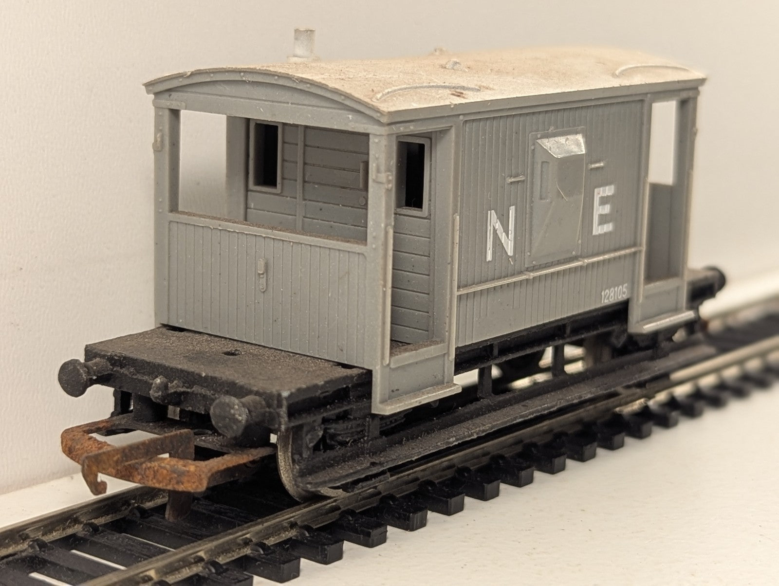 Wrenn OO Gauge NE 20 Ton Brake Van 128105 NE Grey W5005