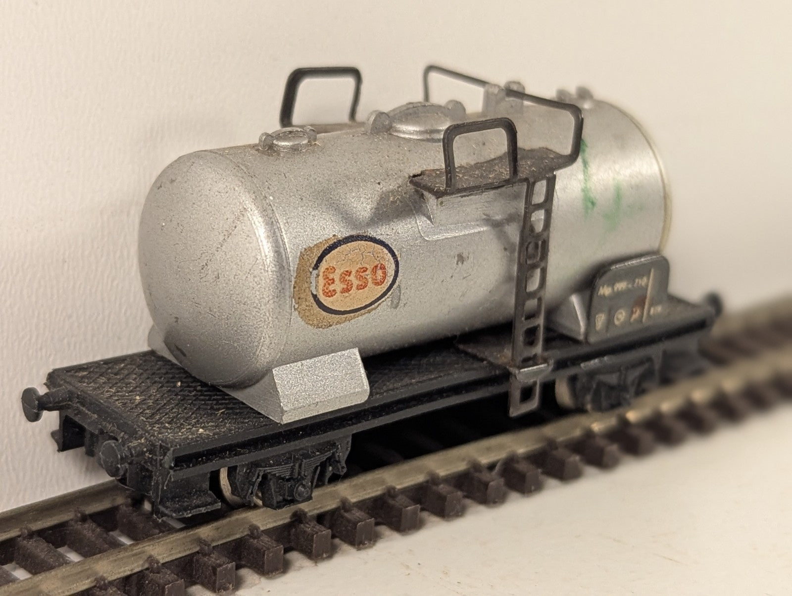 Lima MicroModels N Gauge Esso Tank Wagon - Missing Coupler