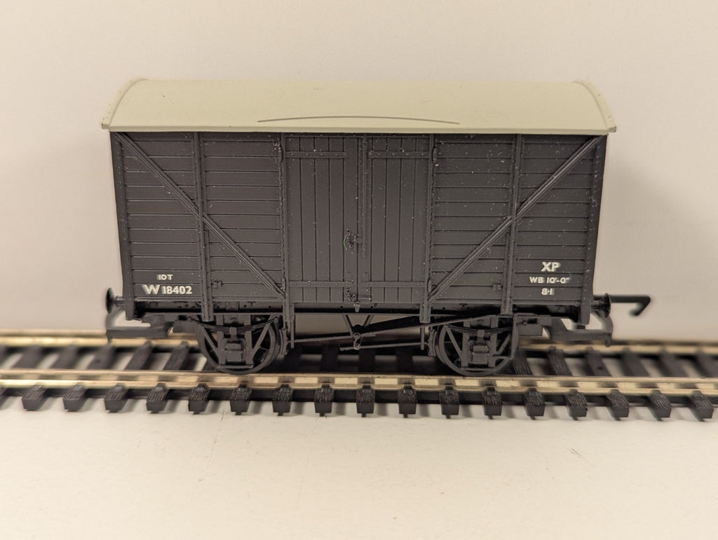 Hornby R2669 OO 12t Double Vent Van BR Grey W18402