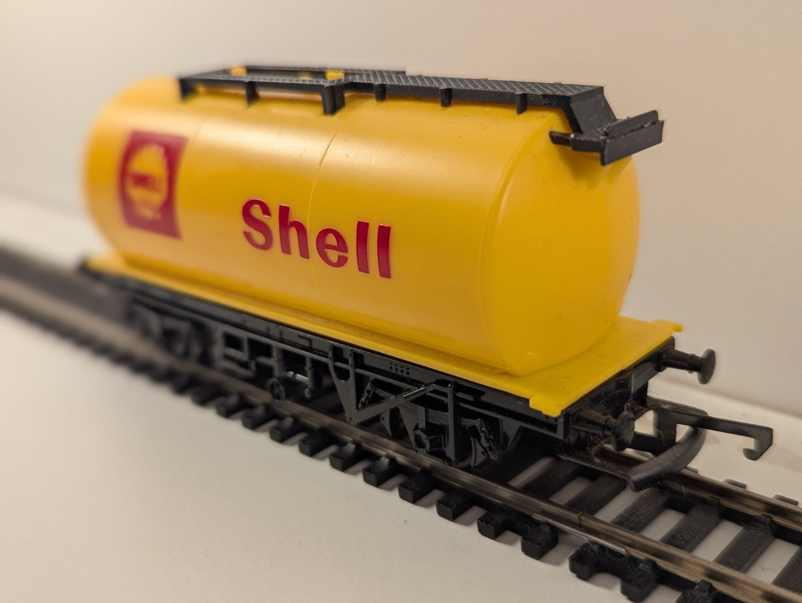 Hornby R227 OO Gauge Shell Tank Wagon – Yellow