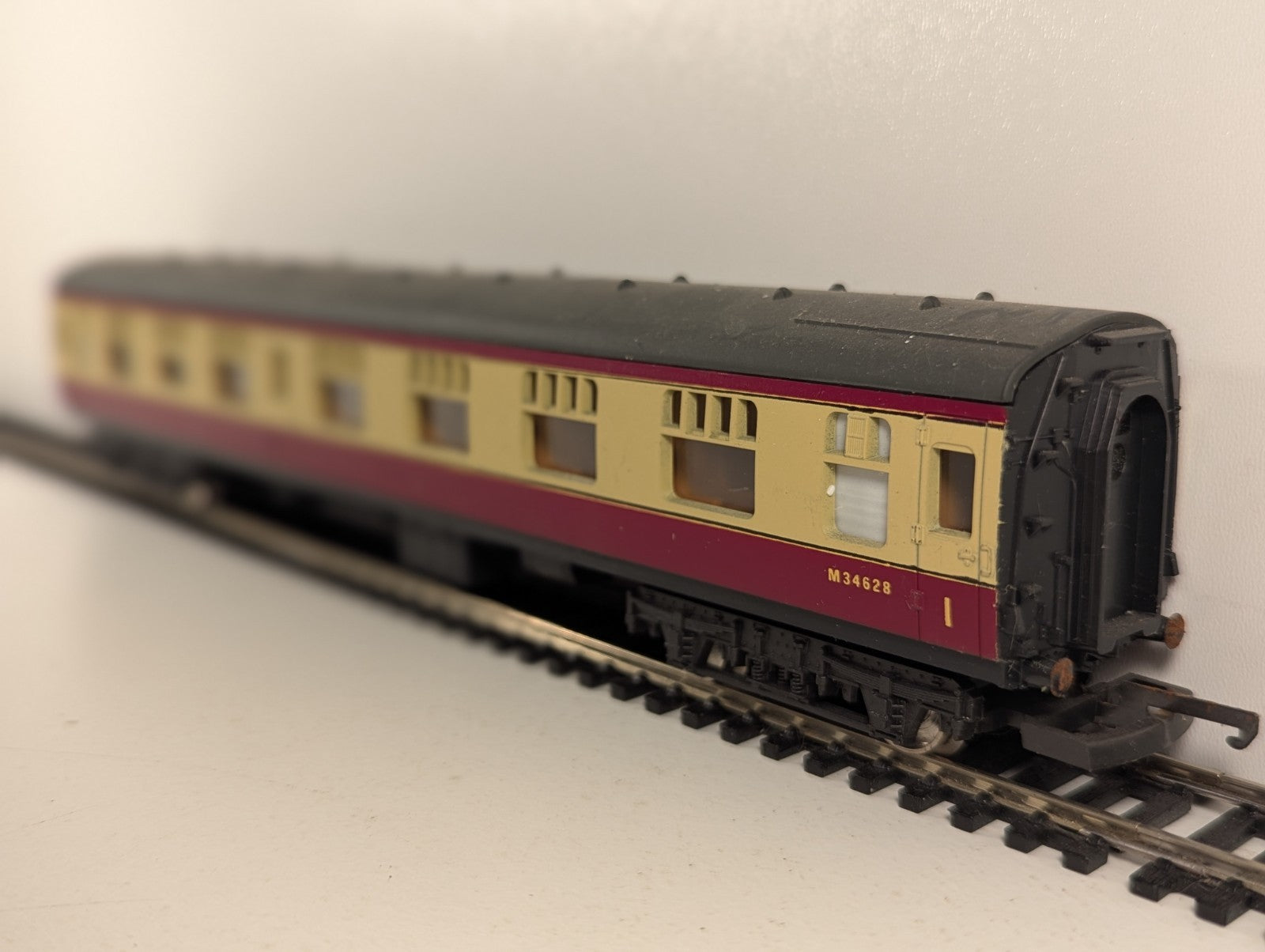 Lima OO Gauge LMS Stanier Corridor First Passenger Coach M34628
