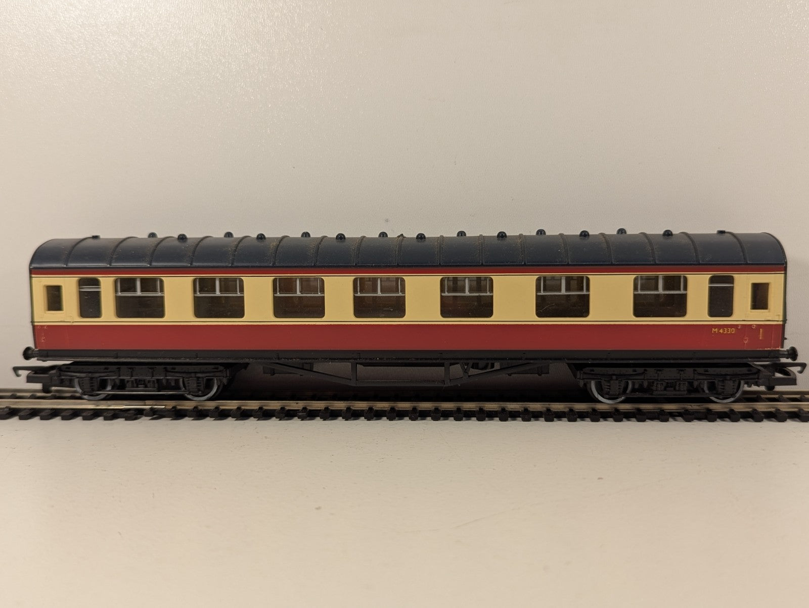 Hornby R423 LMS Composite Coach