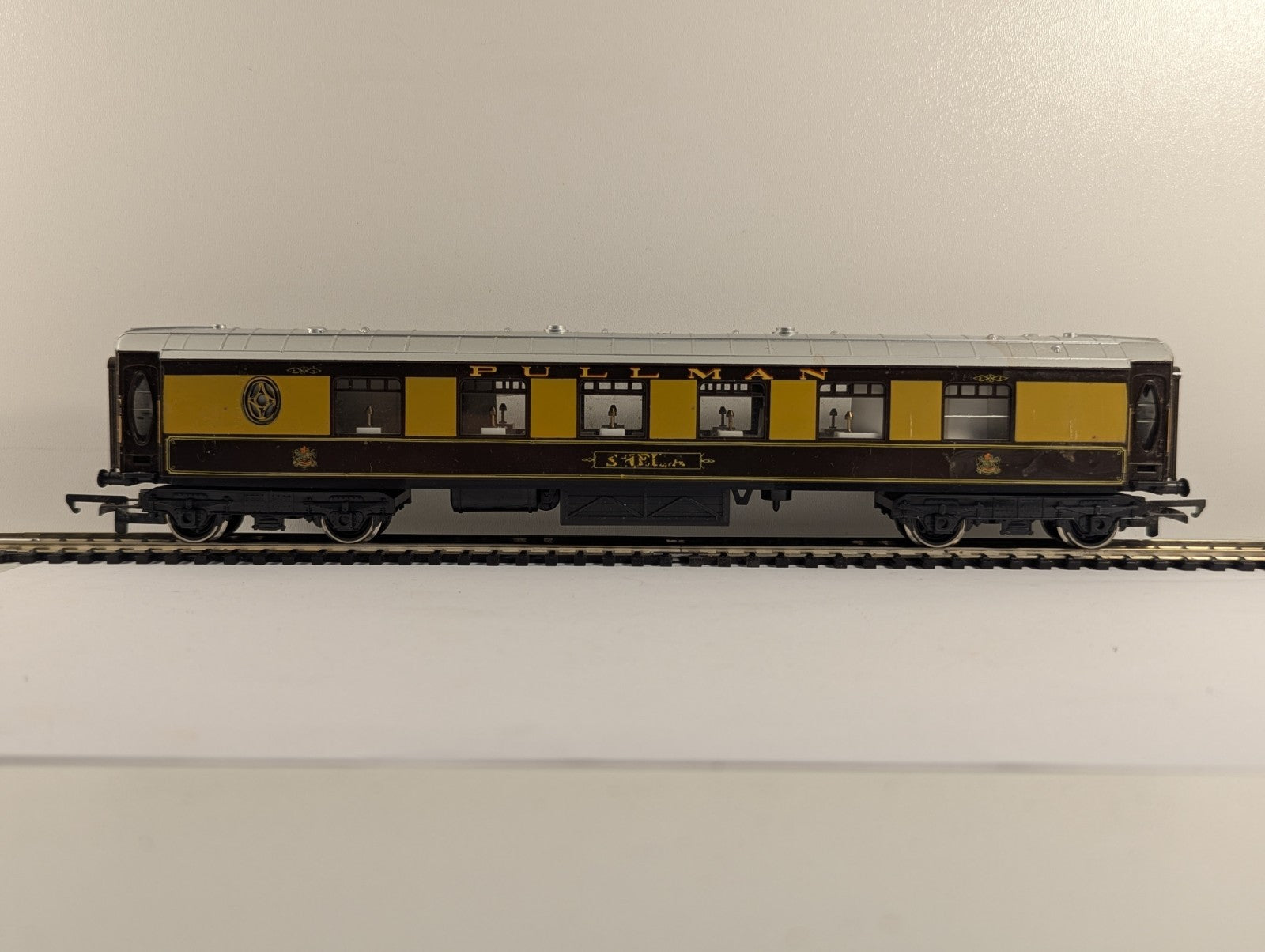 Hornby R229 OO Gauge Pullman Coach "Sheila" - Damaged Name Decals