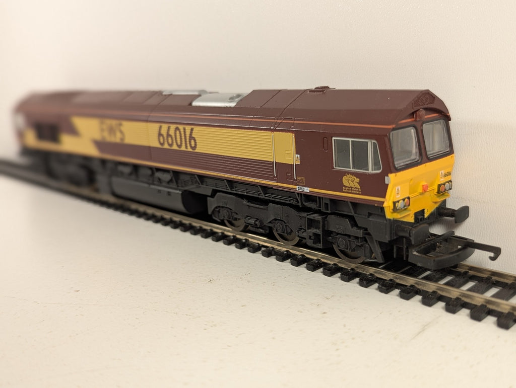 Lima OO Gauge Class 66 Diesel Locomotive 66016 EWS Maroon & Gold L204691