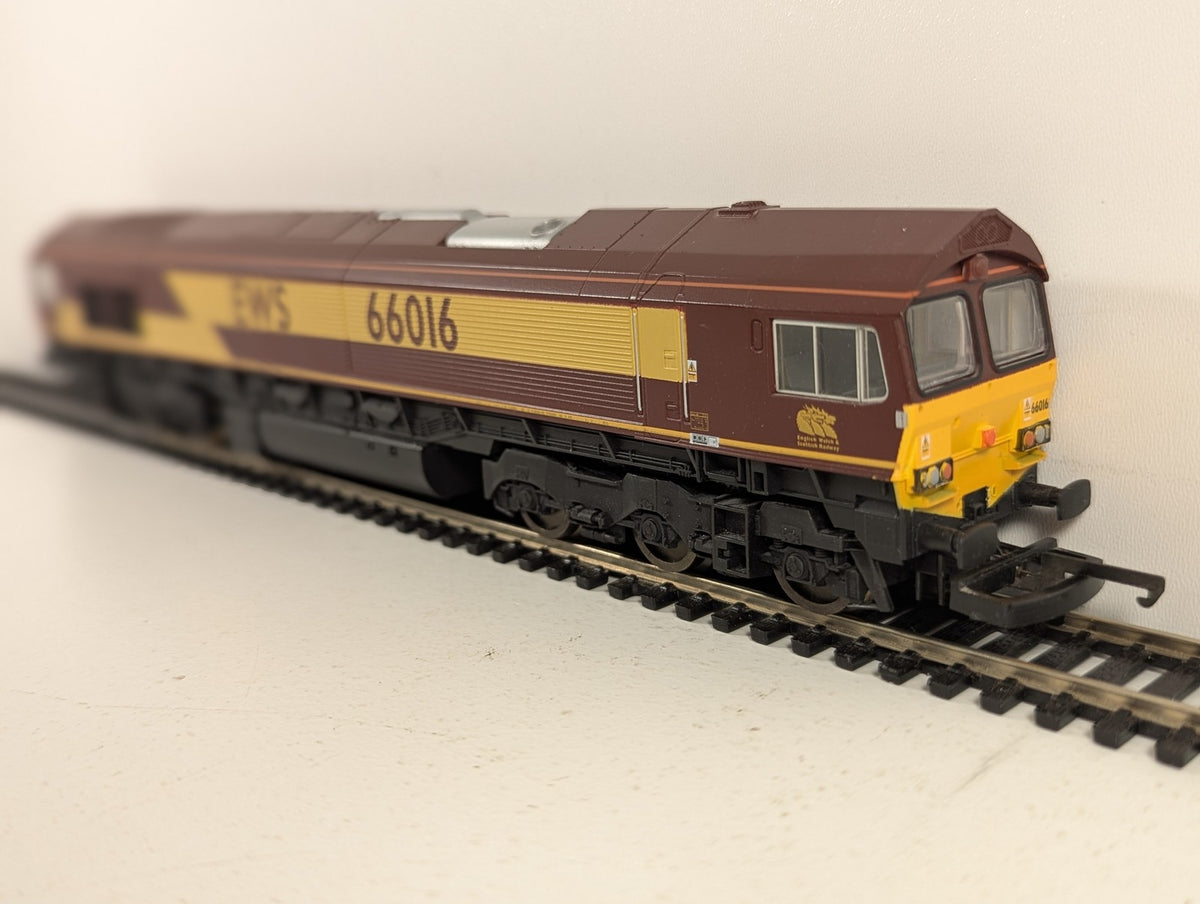 Lima OO Gauge Class 66 Diesel Locomotive 66016 EWS Maroon & Gold L204691